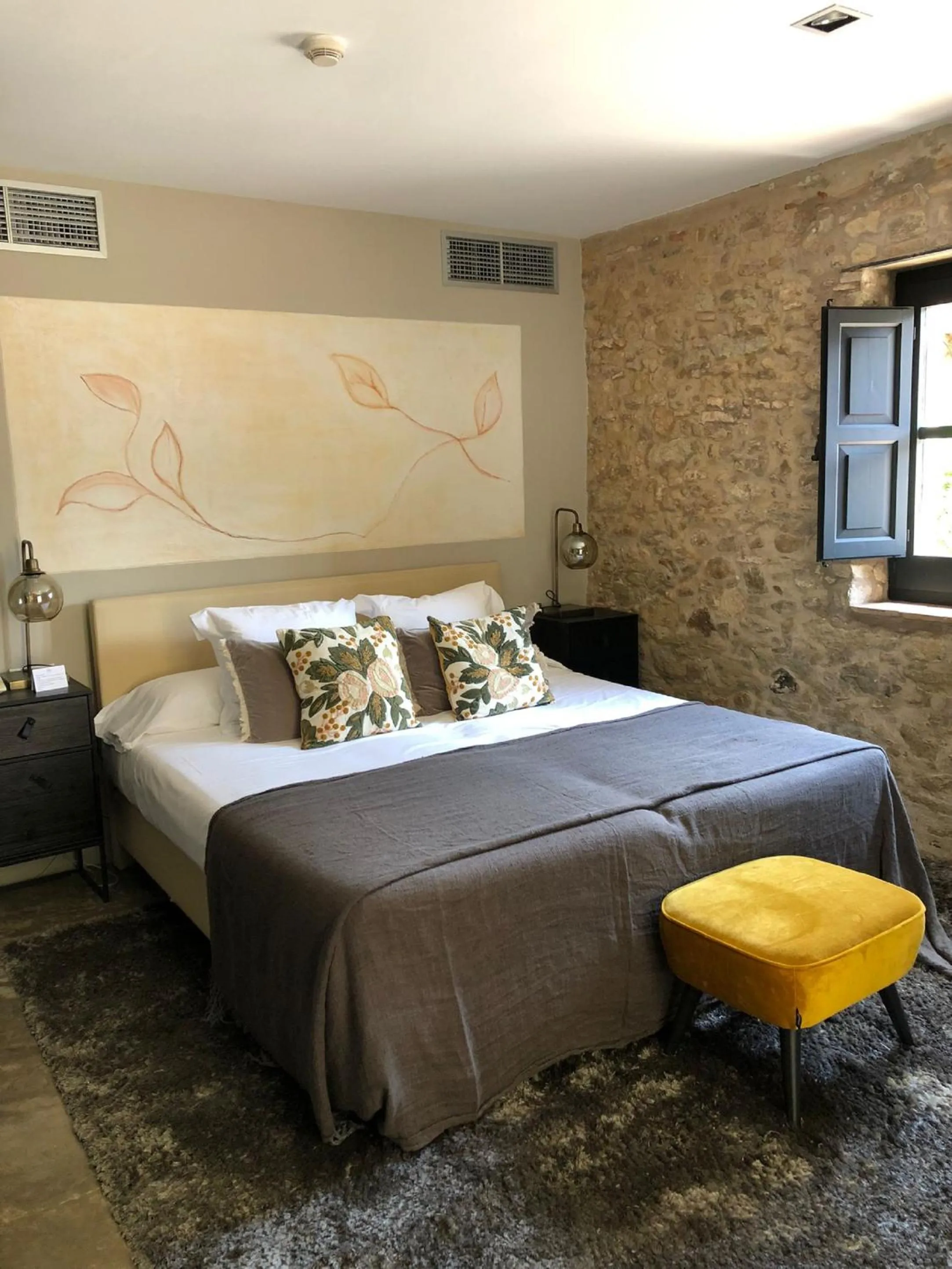 Photo of the whole room in Hotel Castell d'Emporda