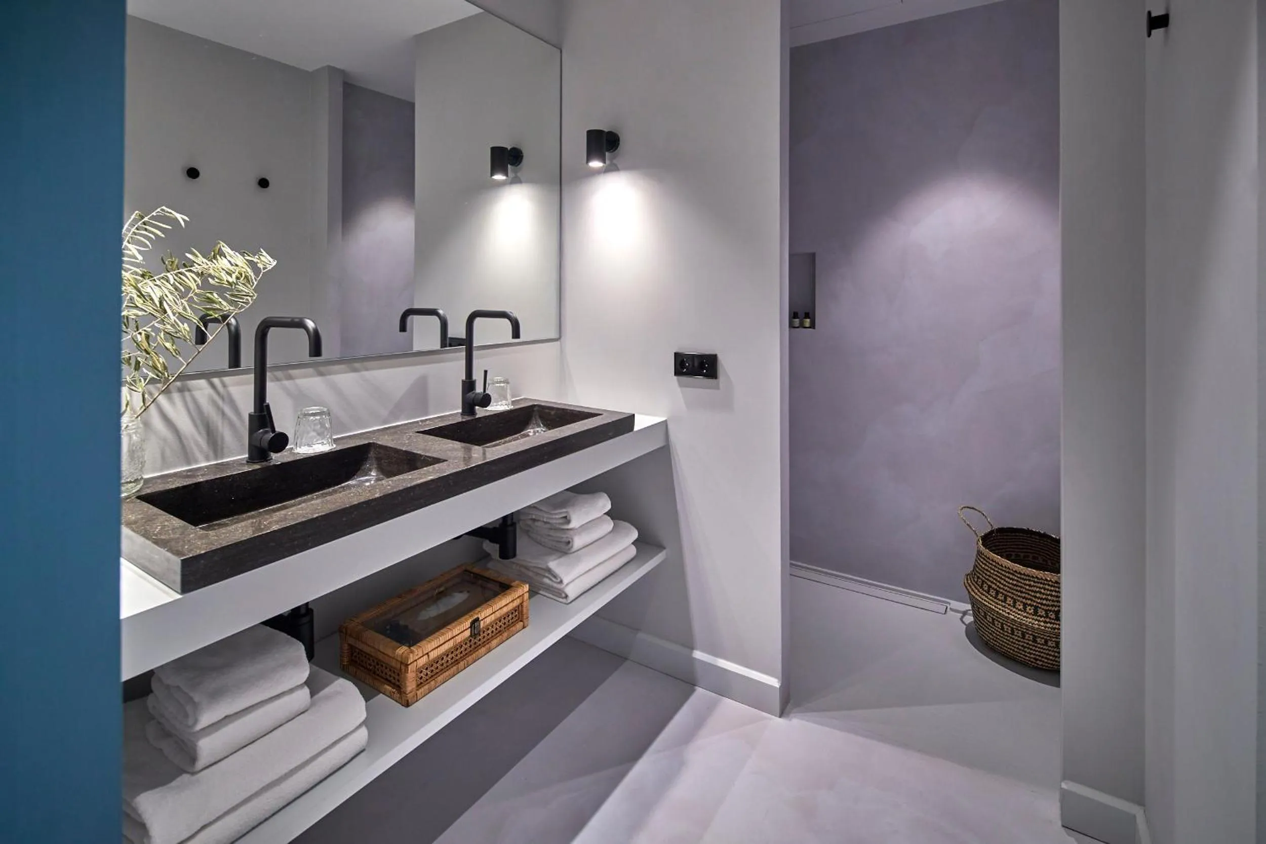 Shower in Hotel Castell d'Emporda