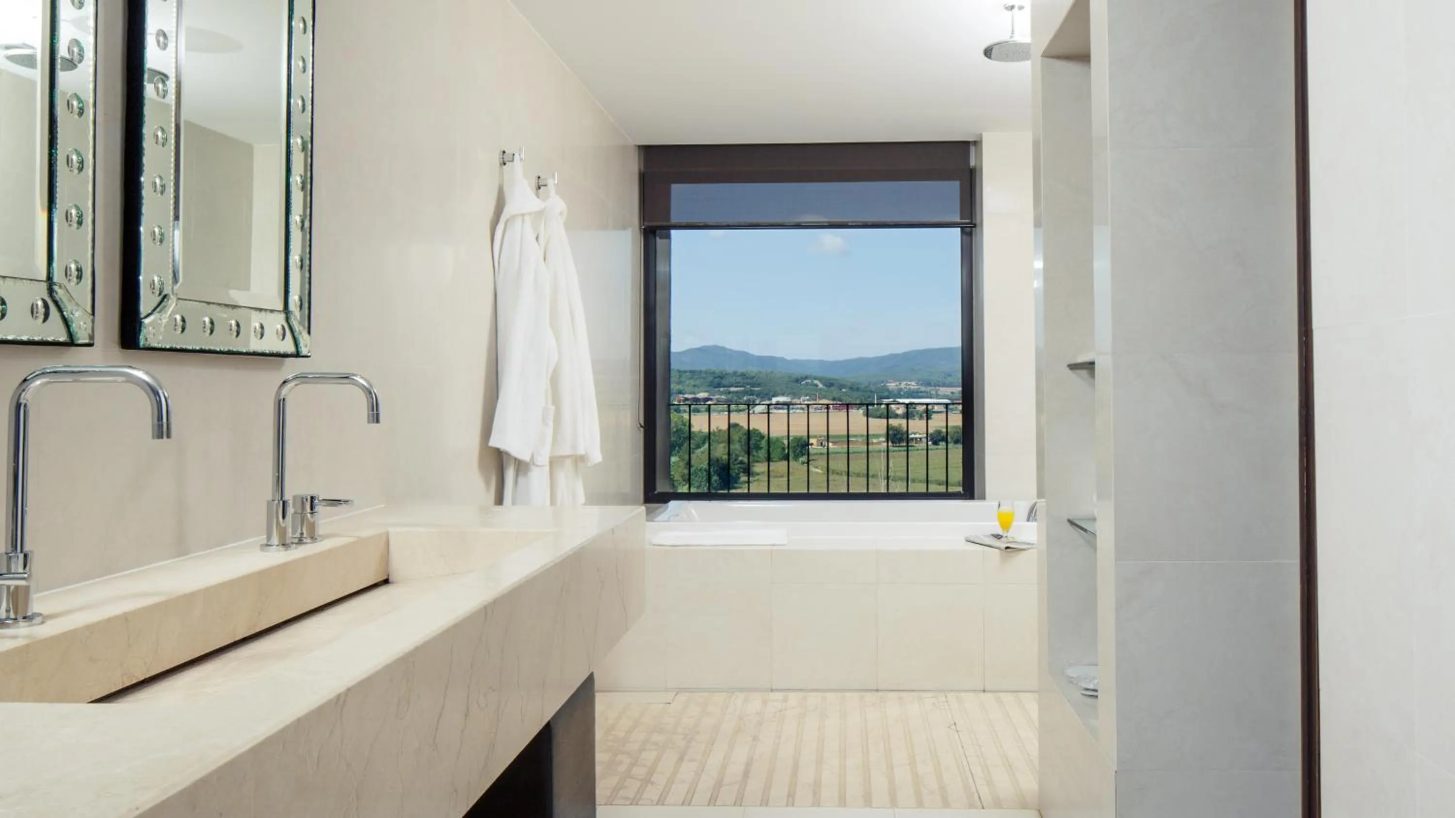 Bathroom in Hotel Castell d'Emporda