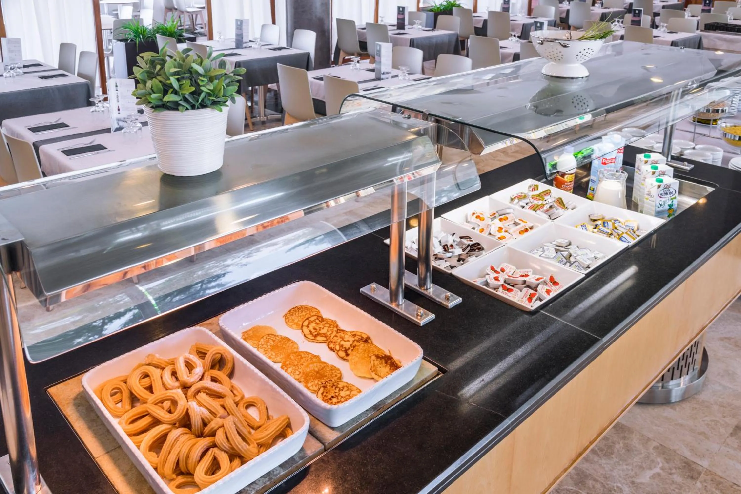 Restaurant/places to eat in Aparthotel Cye Holiday Centre