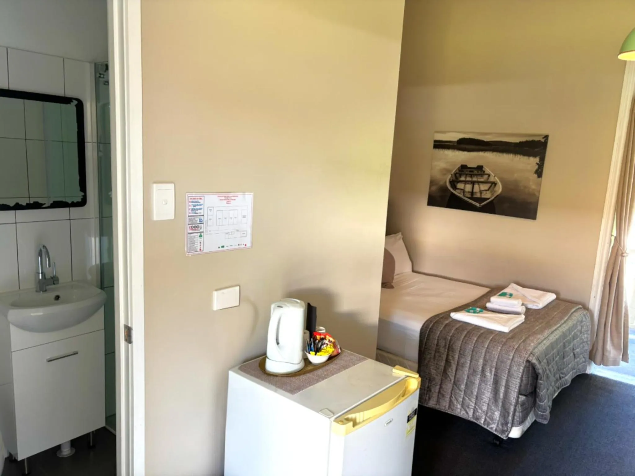 Photo of the whole room, Bed in Grand Hotel Mount Morgan