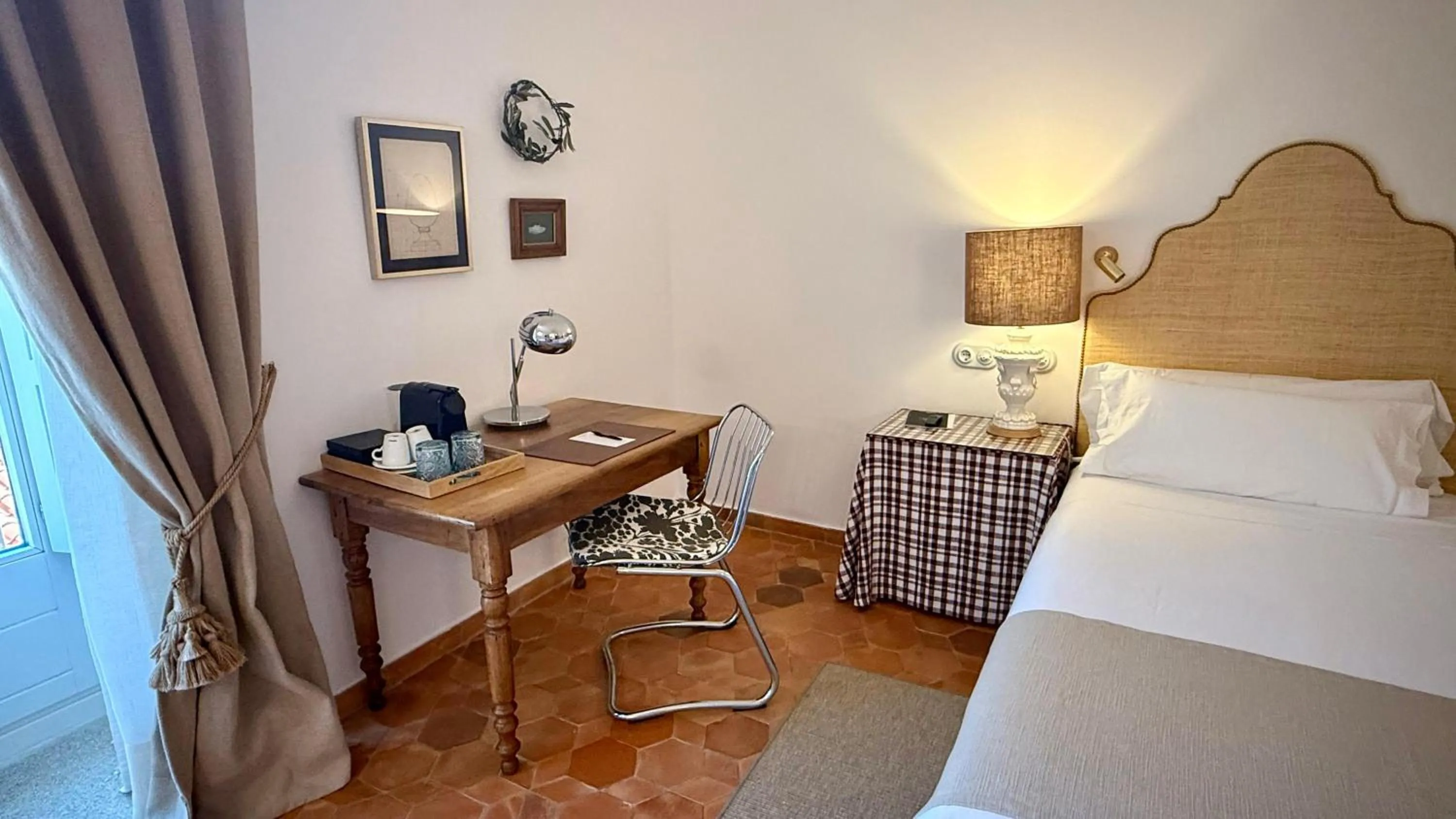 Seating area, Bed in Casa Pizarro Hotel