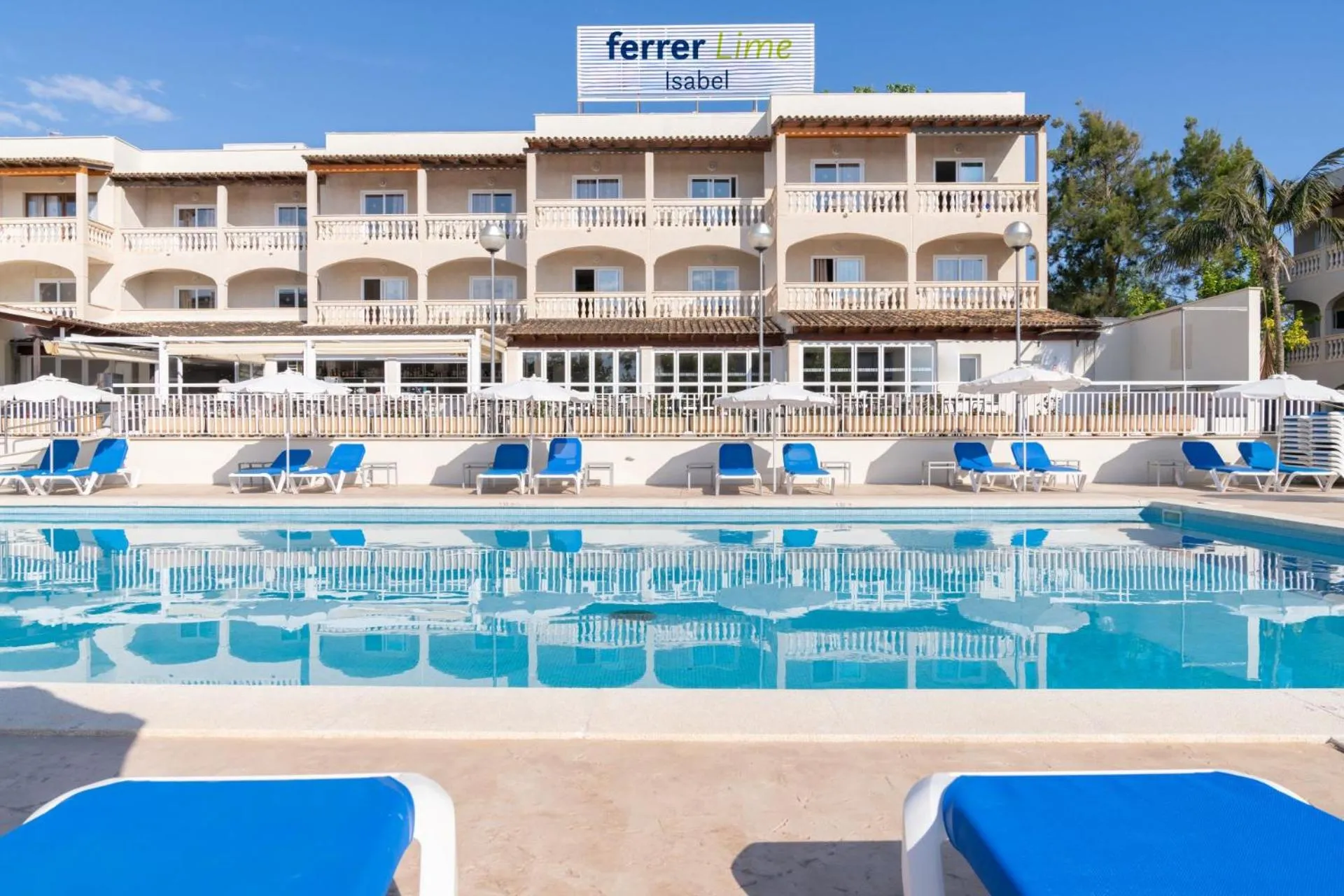 Swimming pool in Aparthotel Caprice Isabel