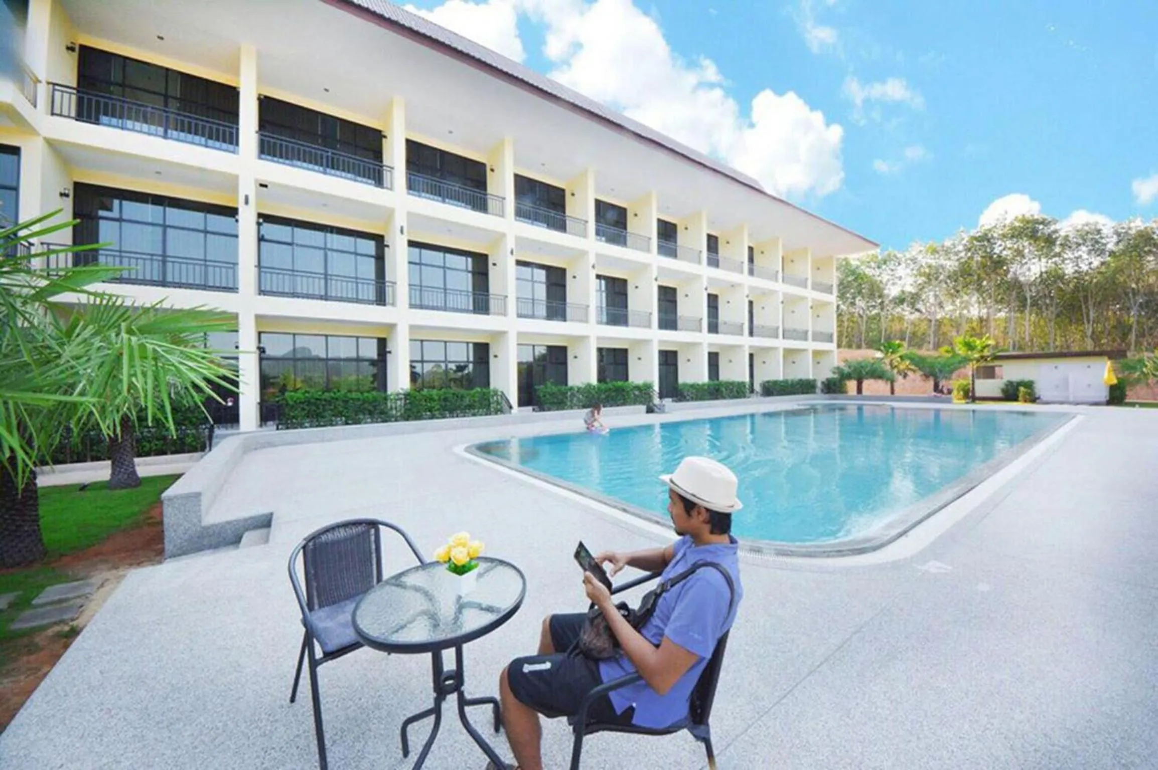 Swimming pool in Takhun Mountain View