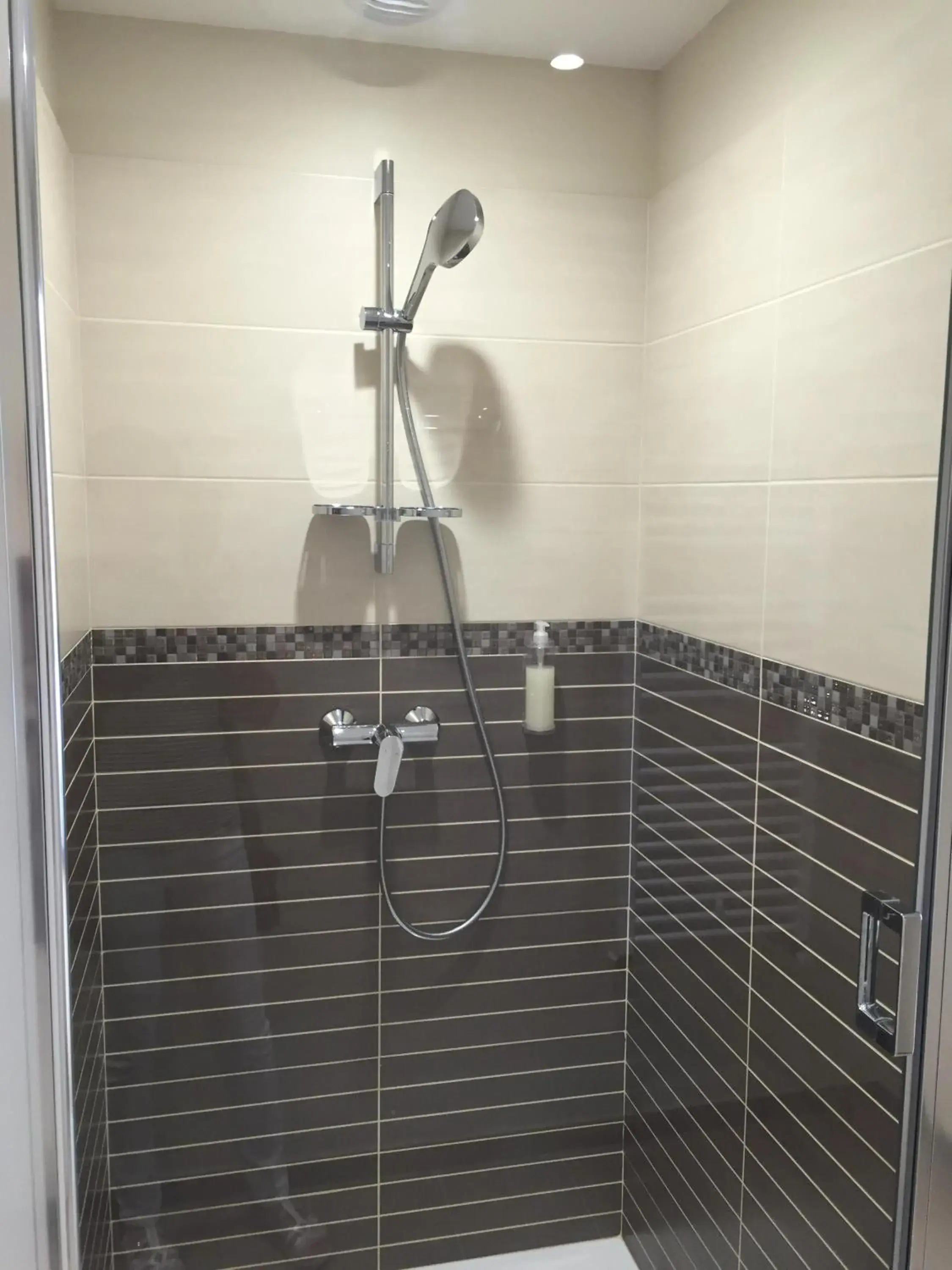 Quadruple Room with Shower in Hôtel Les Galets Bleus Quadruple Room with Shower in Hôtel Les Galets Bleus