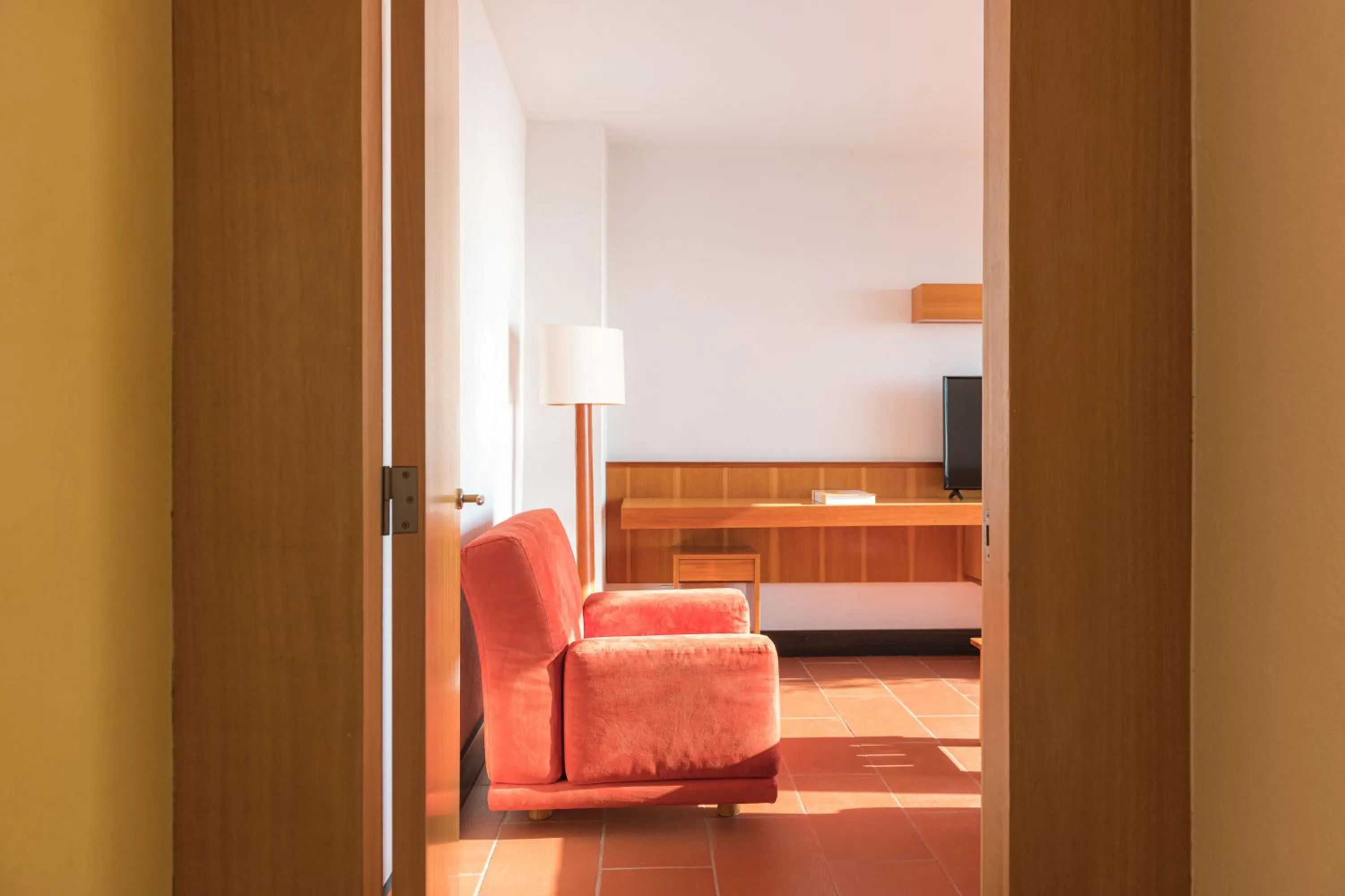 Seating area, Bed in Almadraba Park Hotel