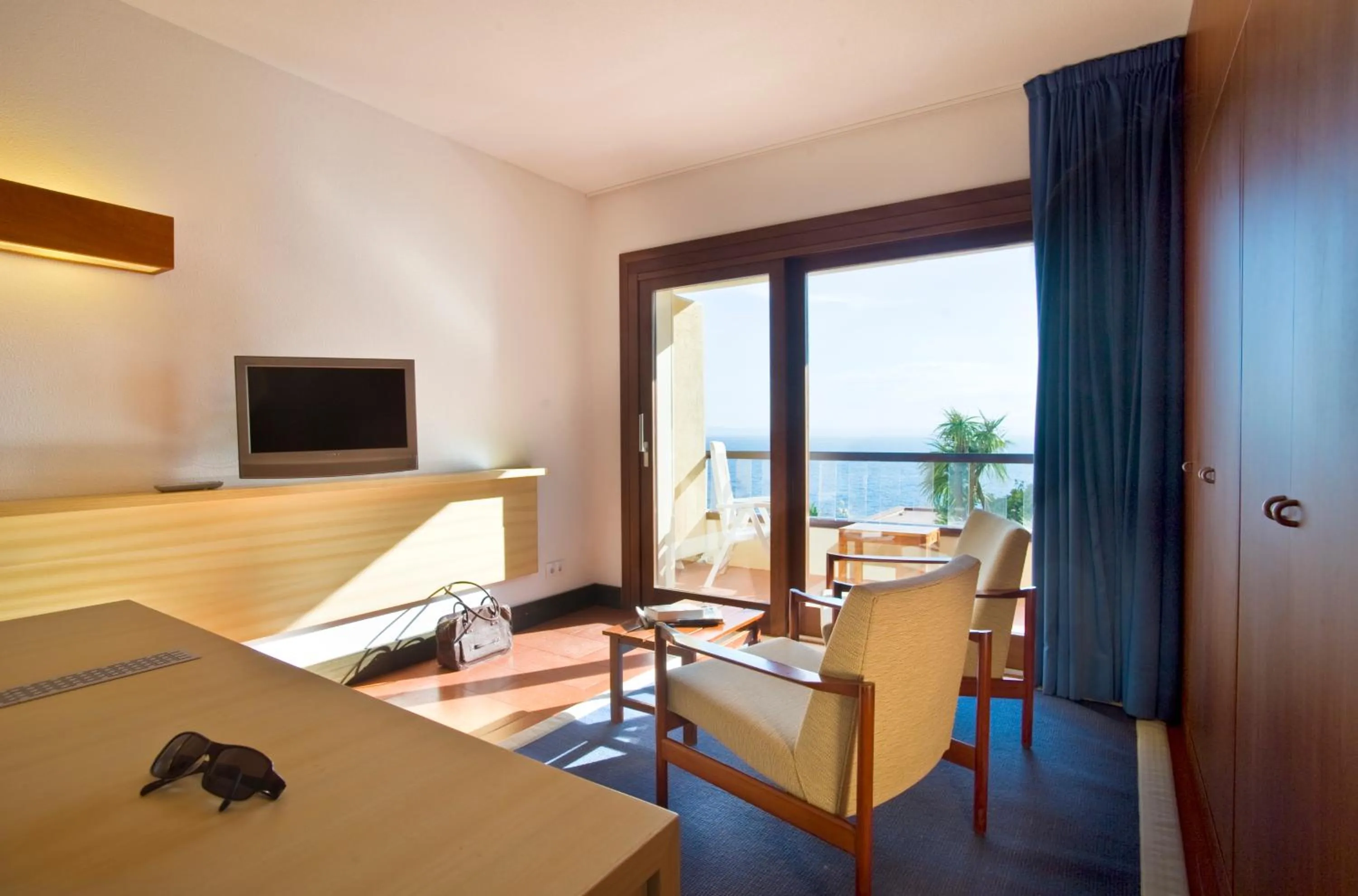 Balcony/Terrace, Bed in Almadraba Park Hotel