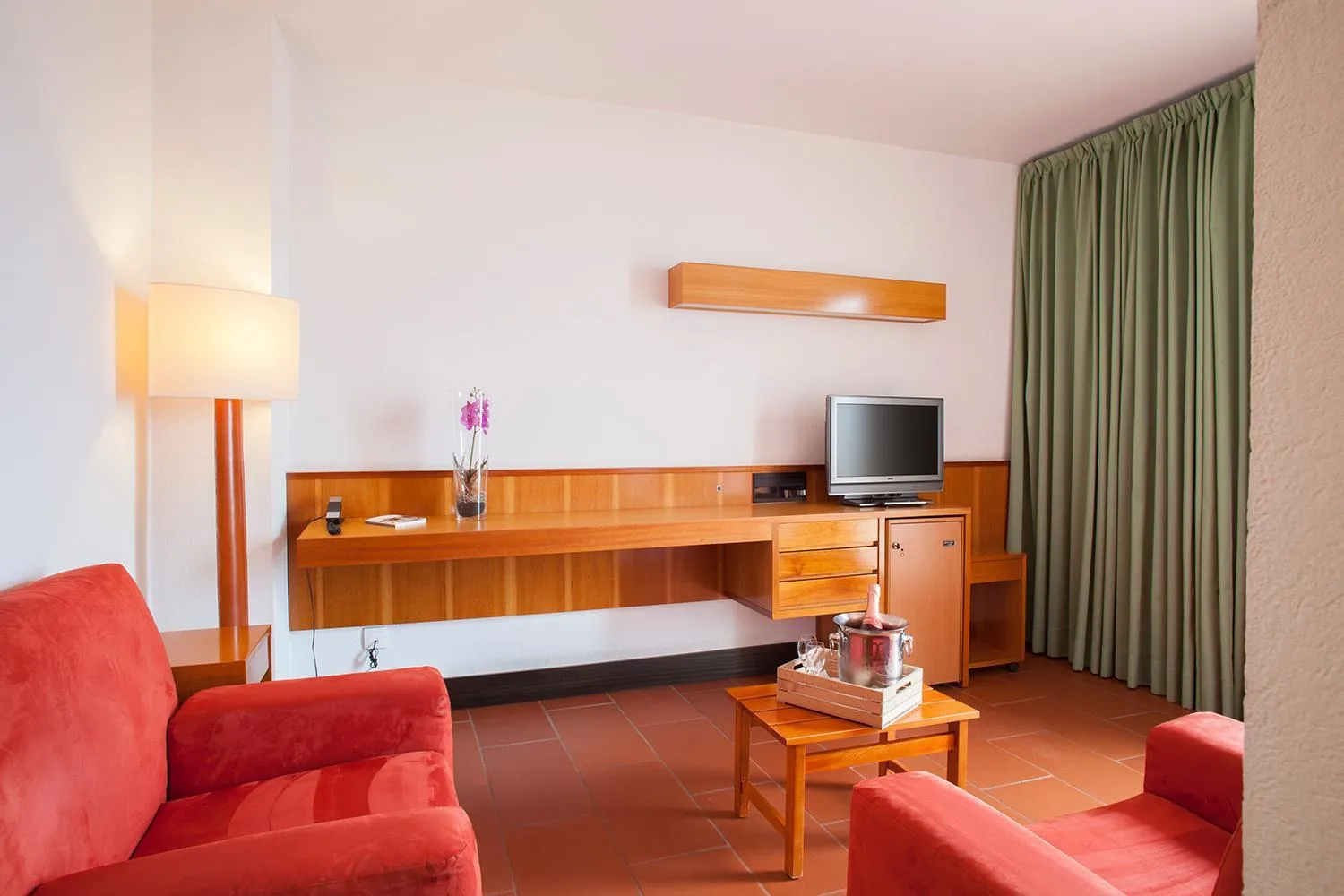 TV and multimedia in Almadraba Park Hotel