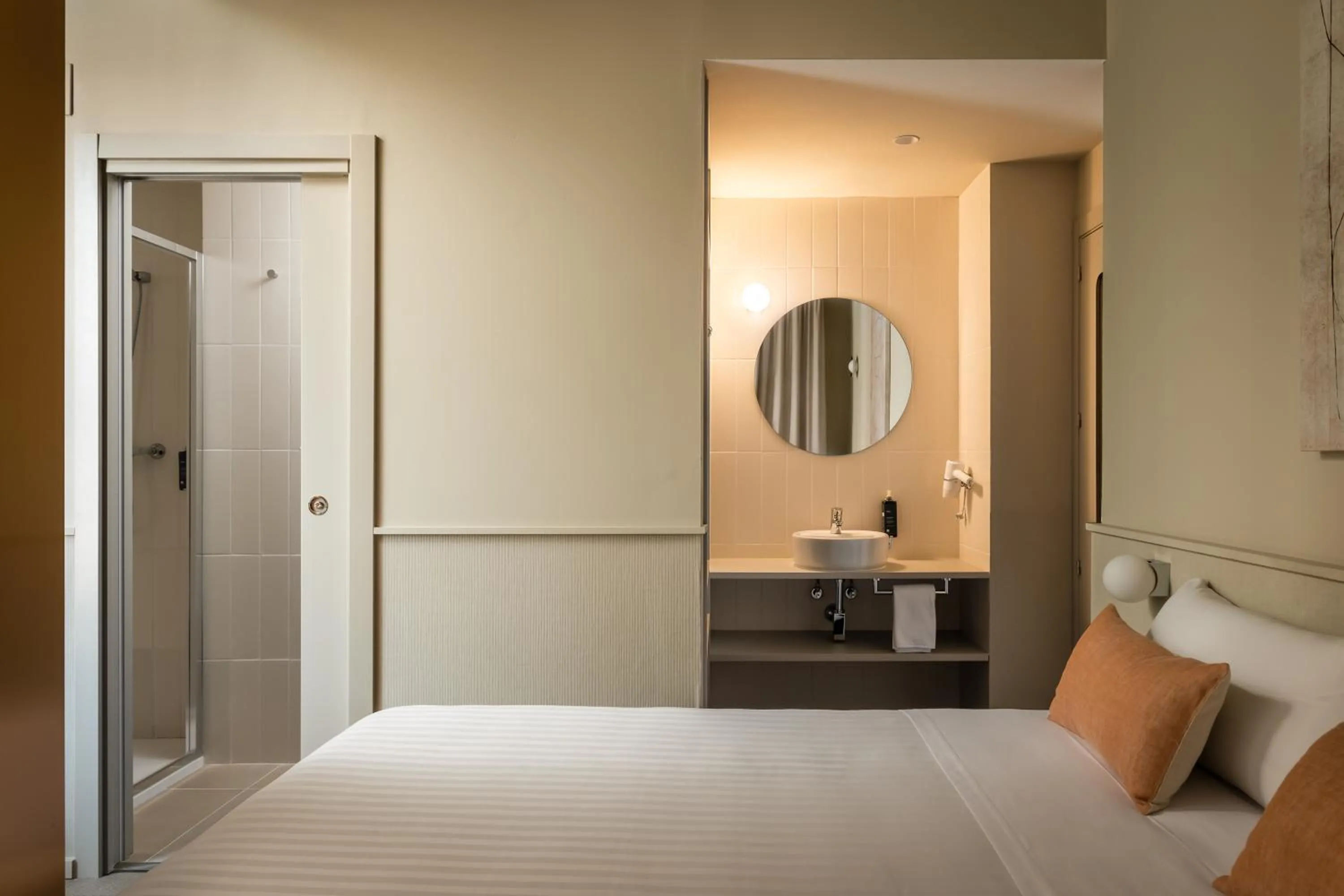 Photo of the whole room, Bed in BYPILLOW The Bloom