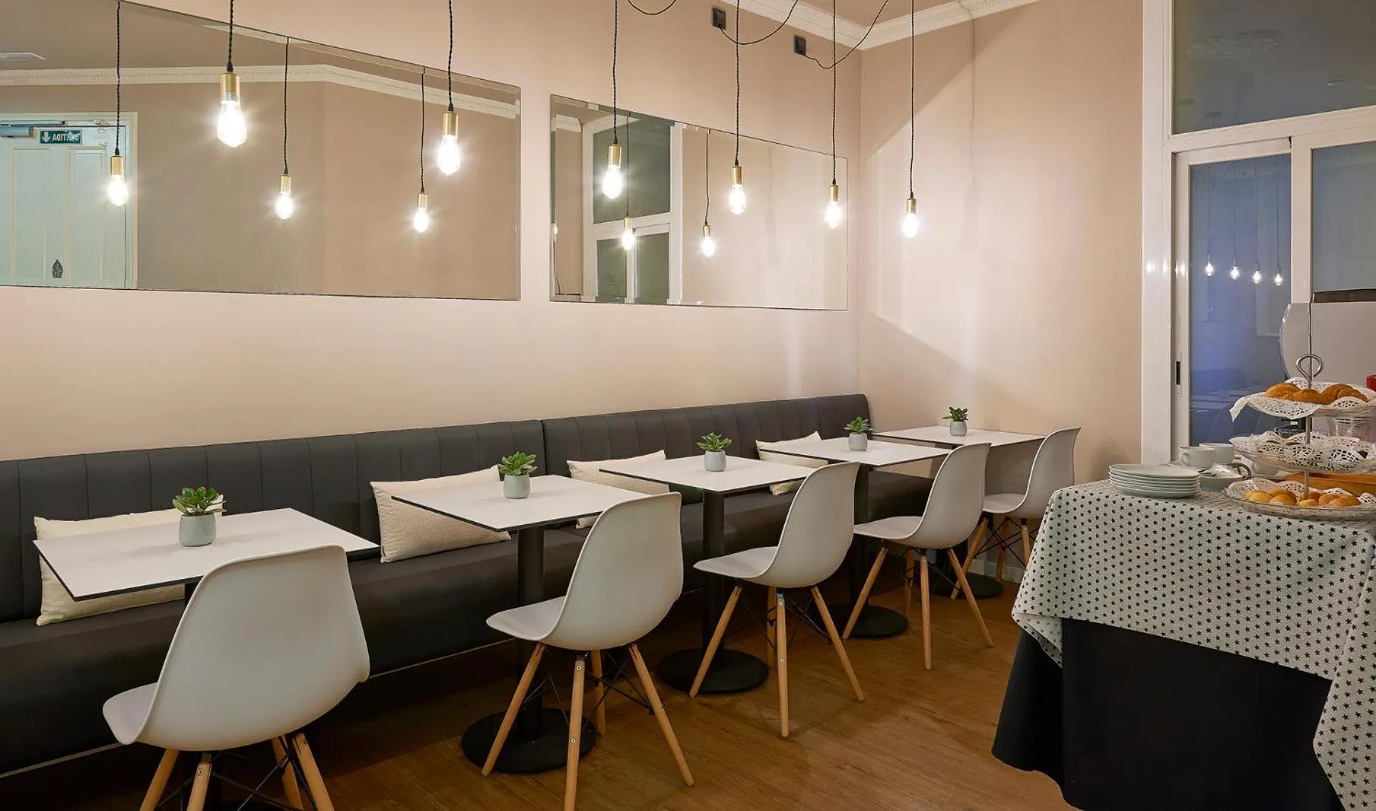 Living room in Hostal Central Barcelona