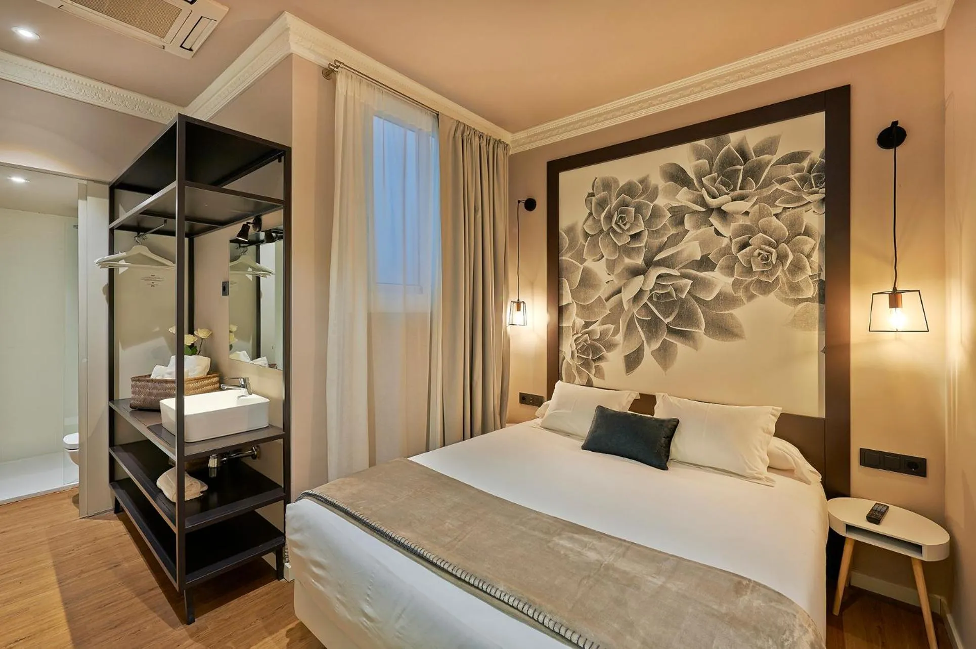 Photo of the whole room, Bed in Hostal Central Barcelona