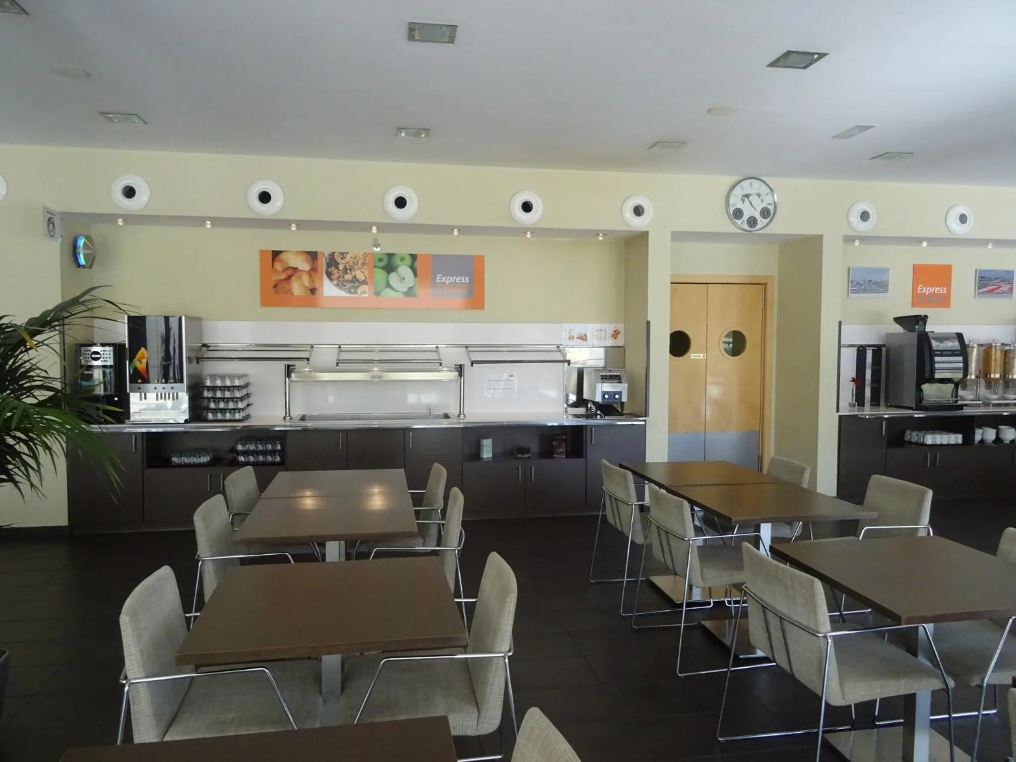 Restaurant/places to eat in Holiday Inn Express Sant Cugat by IHG