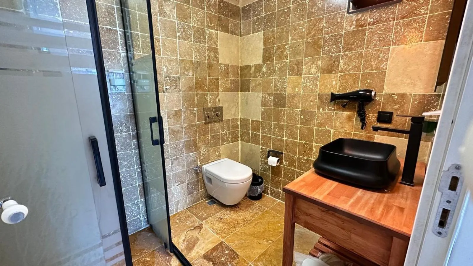 Shower in Aden Boutique Otel