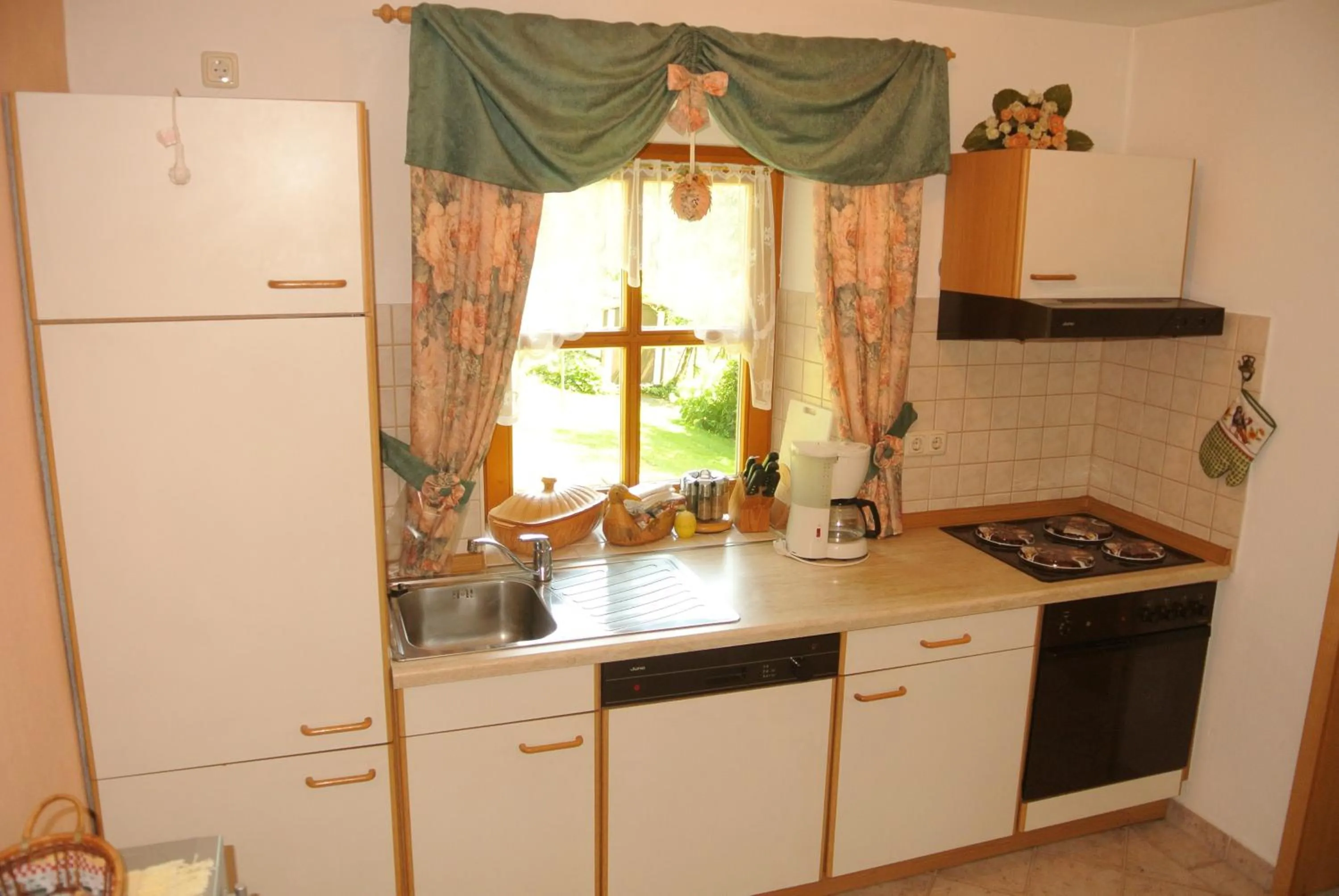Kitchen or kitchenette in Haus Am Waldrand - Ferienwohnung Augustin