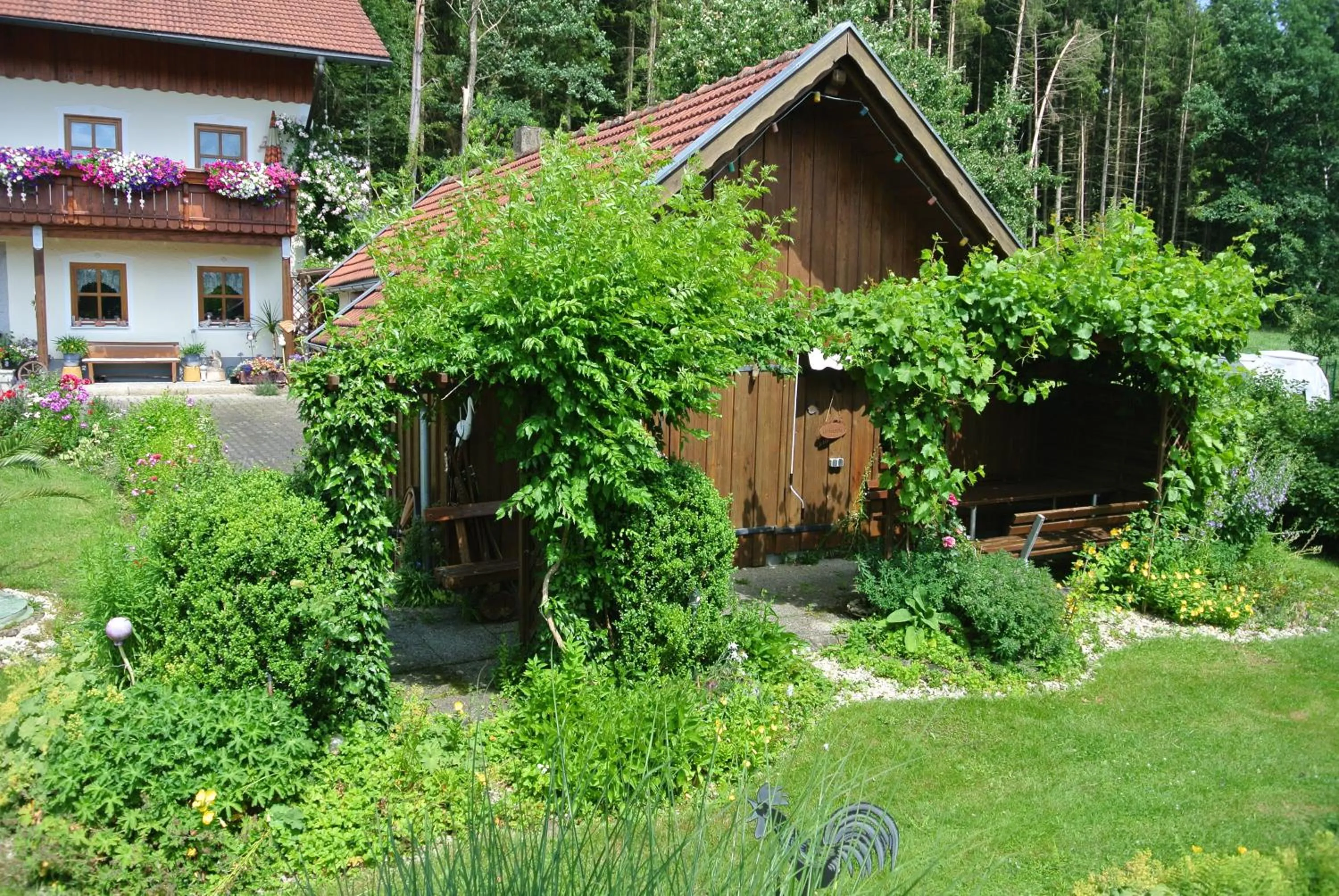 Garden in Haus Am Waldrand - Ferienwohnung Augustin