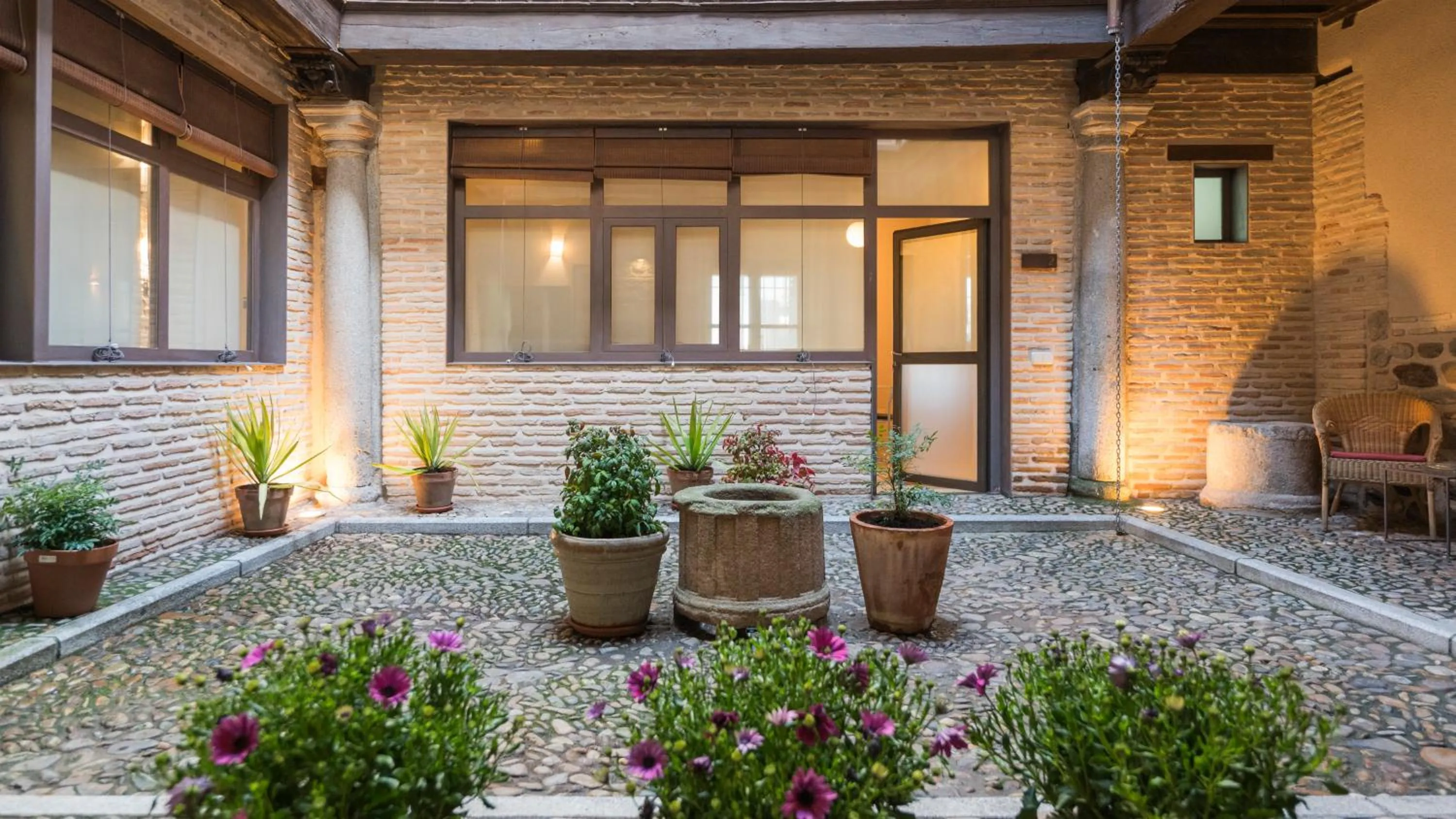 Property building in Casa de los Mozárabes by Toledo AP