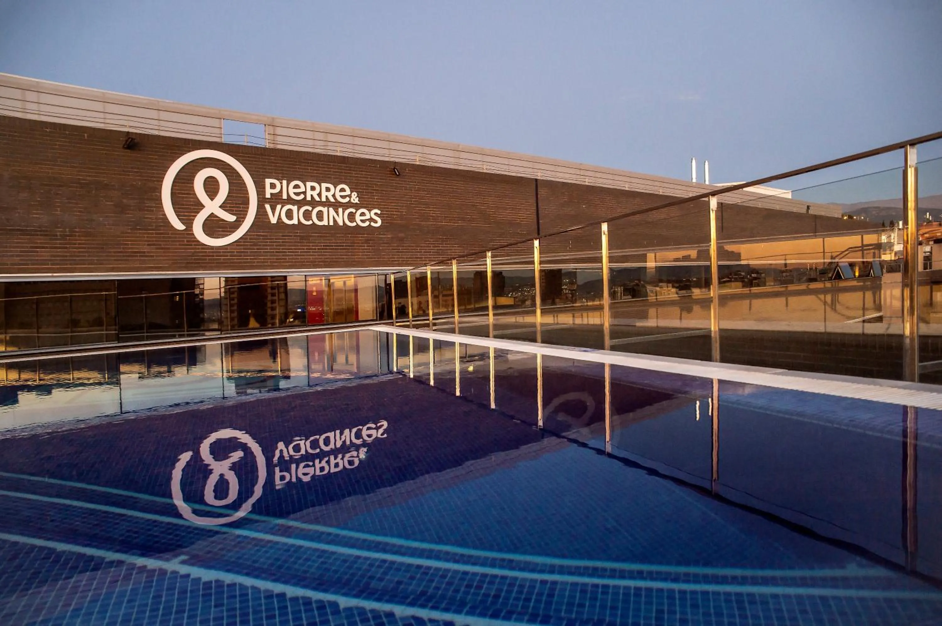 Swimming pool in Hotel Granada by Pierre & Vacances