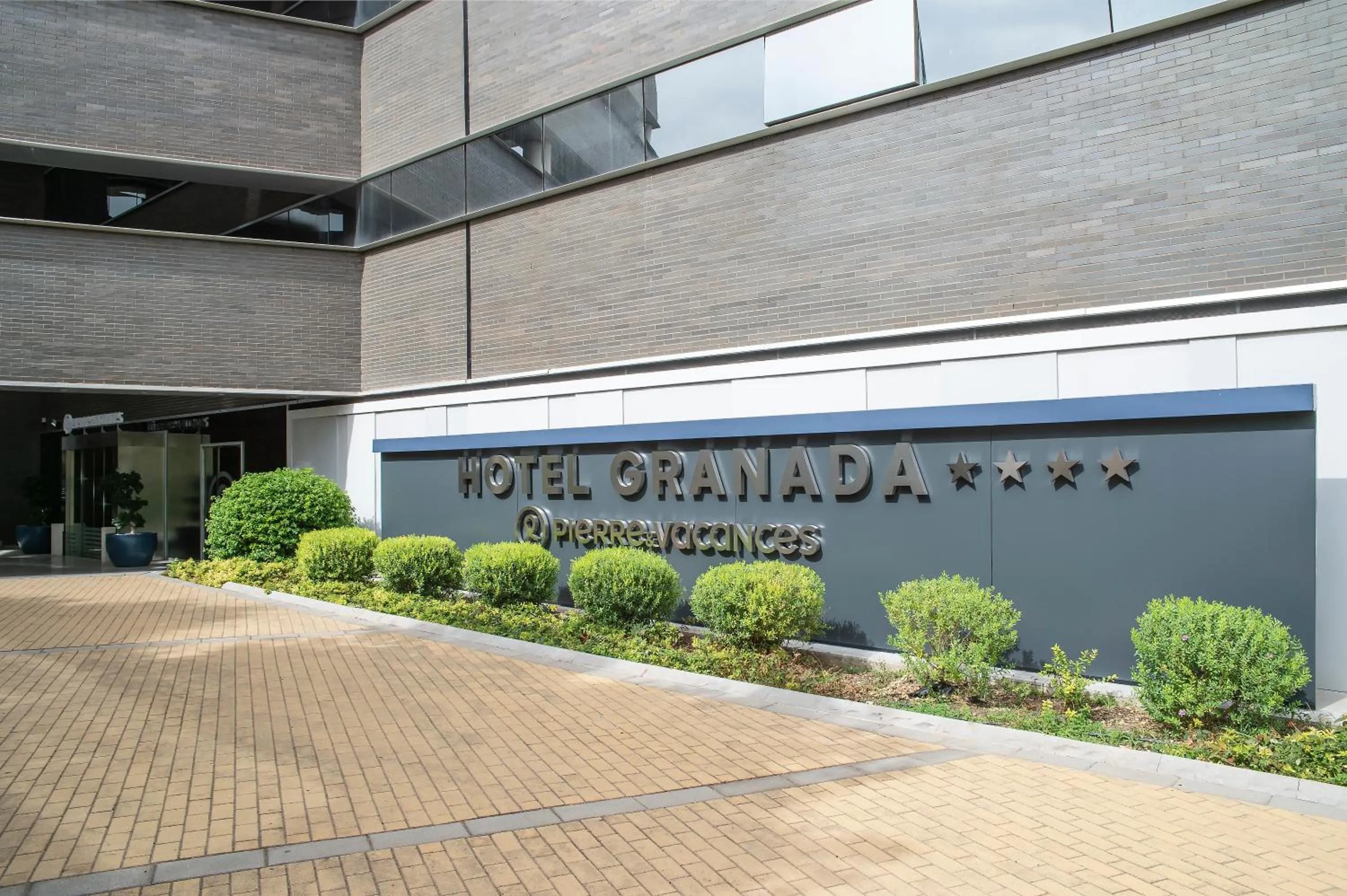 Facade/entrance in Hotel Granada by Pierre & Vacances