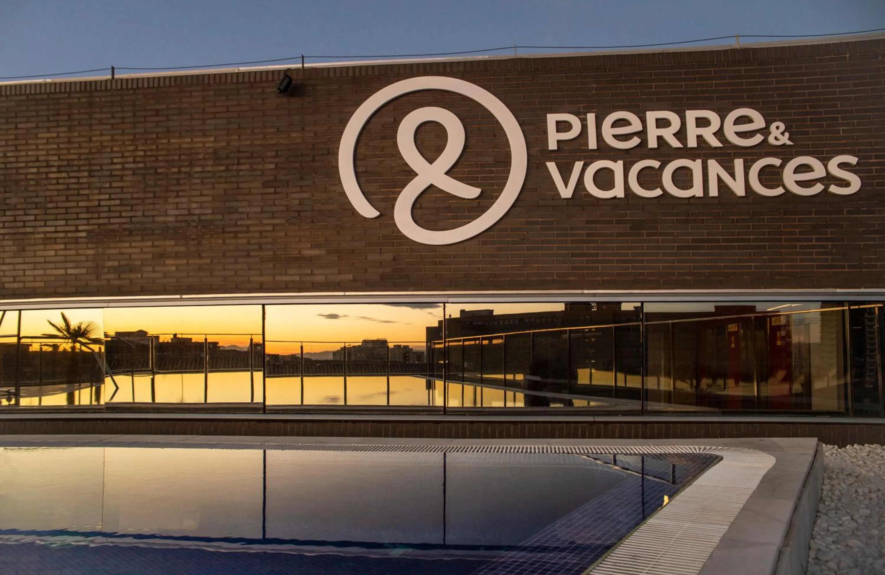 Swimming pool in Hotel Granada by Pierre & Vacances