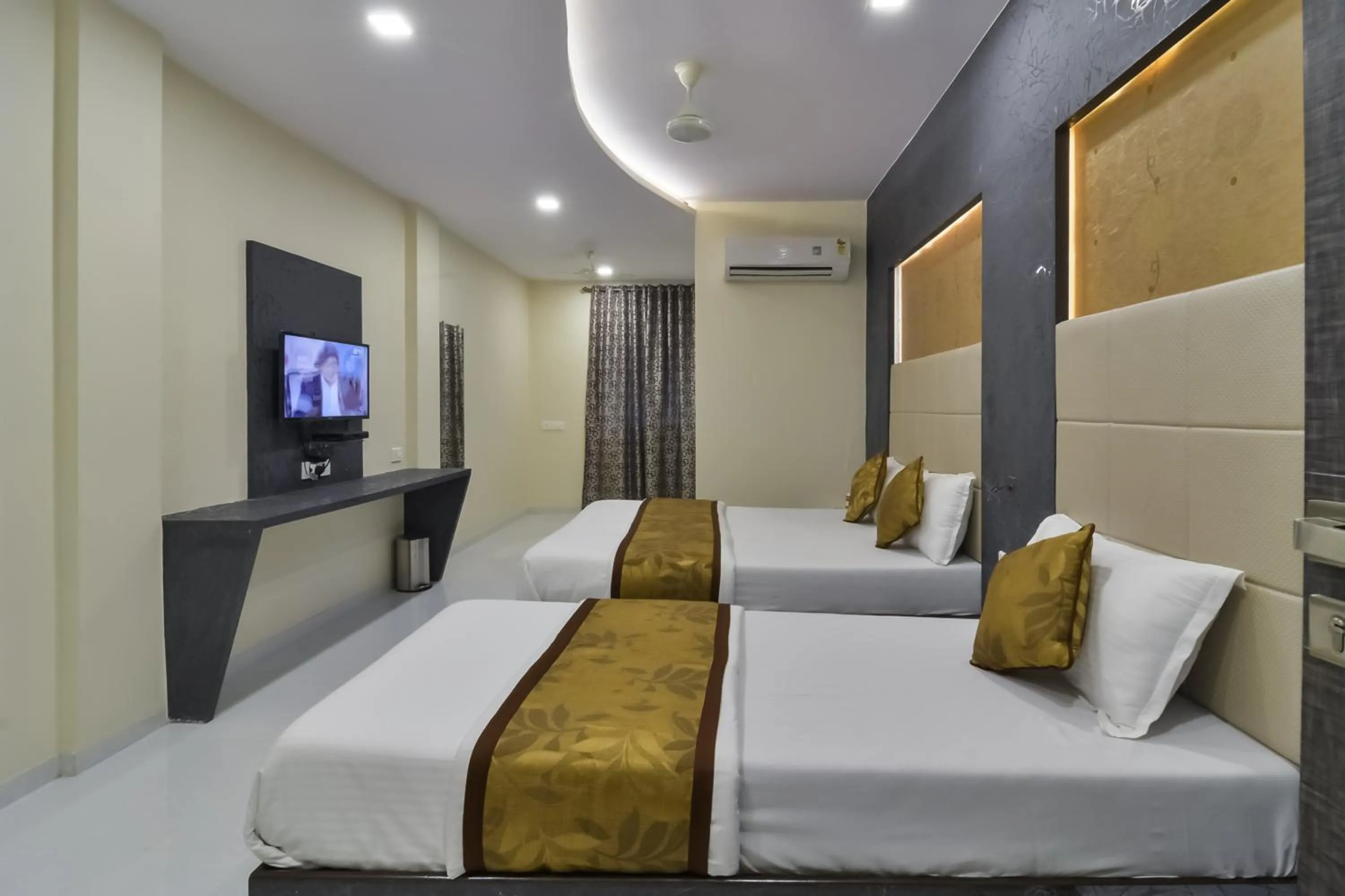 Bed in Hotel Aroma- Dadar