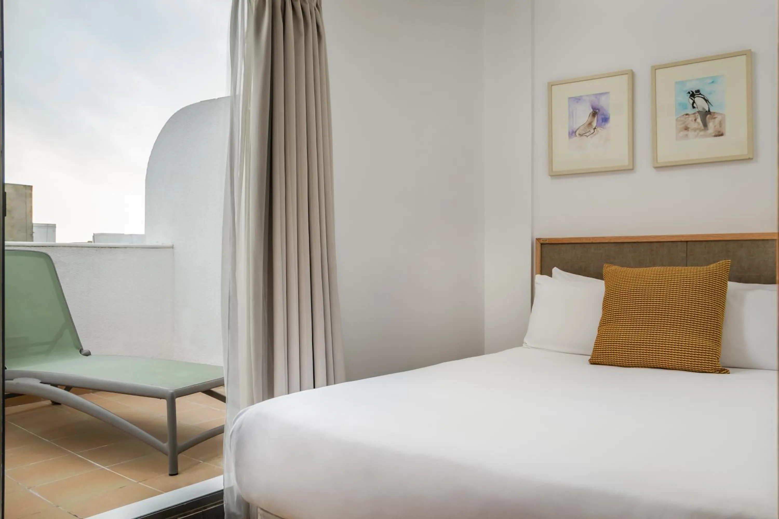 Photo of the whole room, Bed in BYPILLOW Tiento