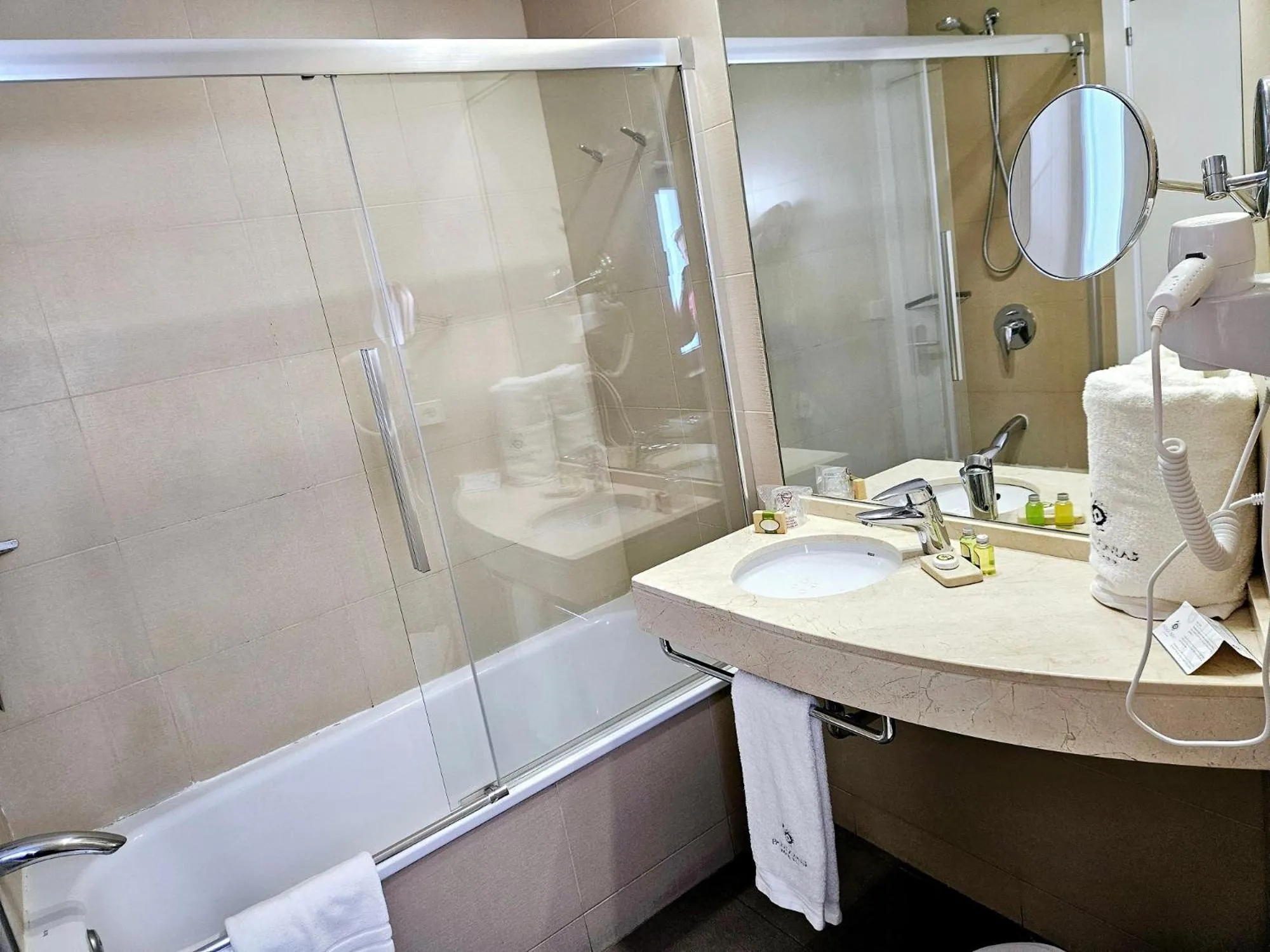 Shower in Hotel Apartamentos Patagonia Sur