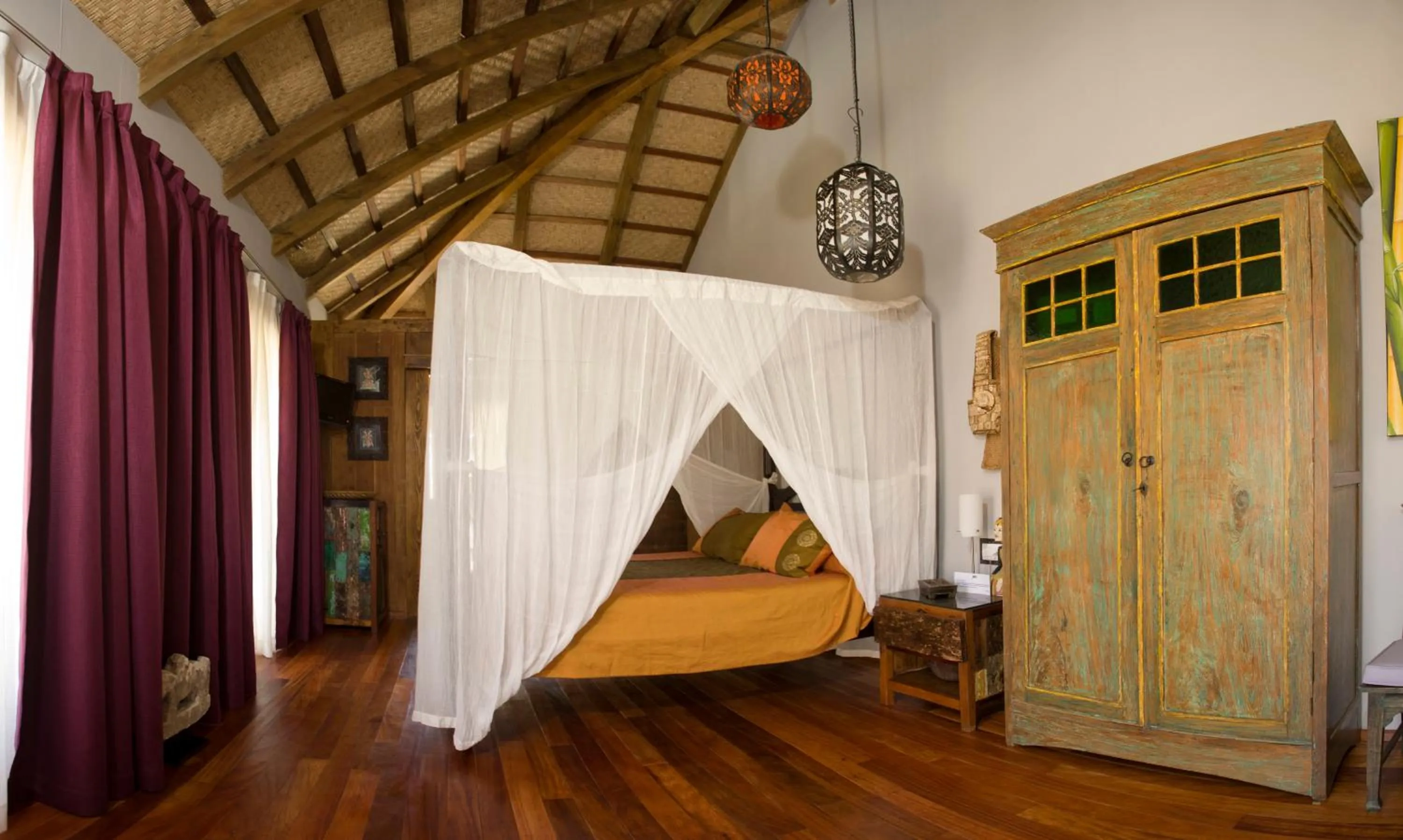 Photo of the whole room, Bed in 100% Fun