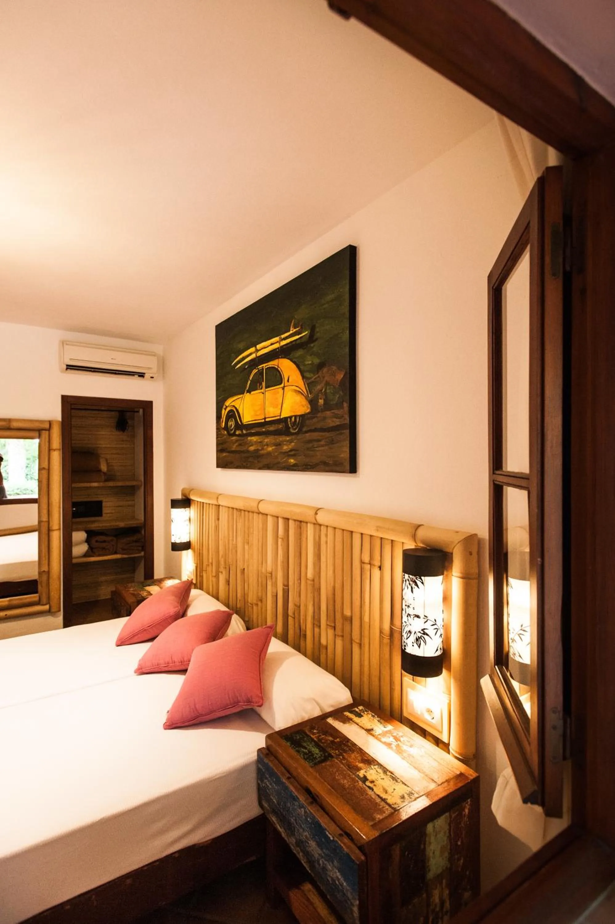 Photo of the whole room, Bed in 100% Fun