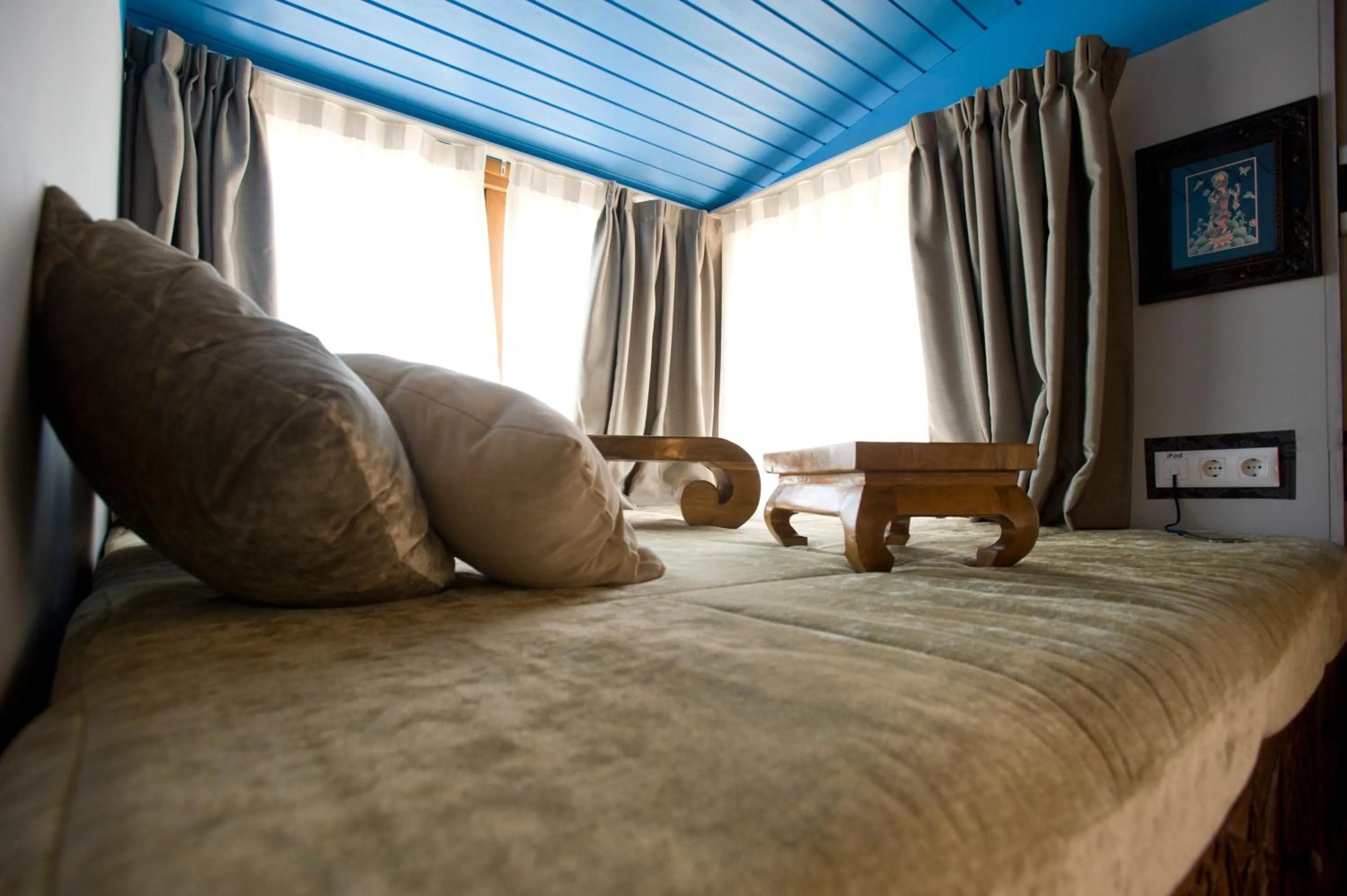 Photo of the whole room, Bed in 100% Fun