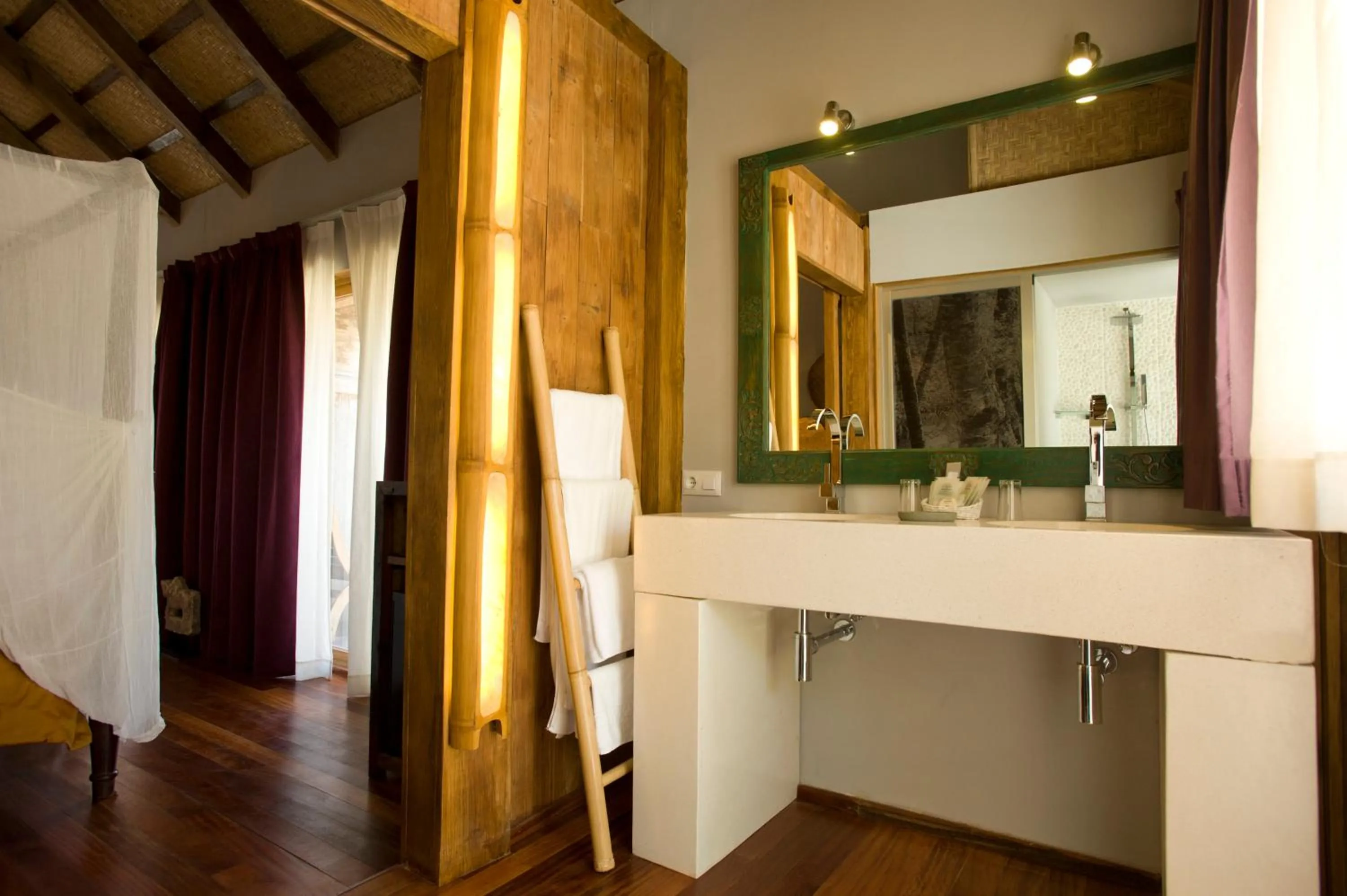 Bathroom in 100% Fun