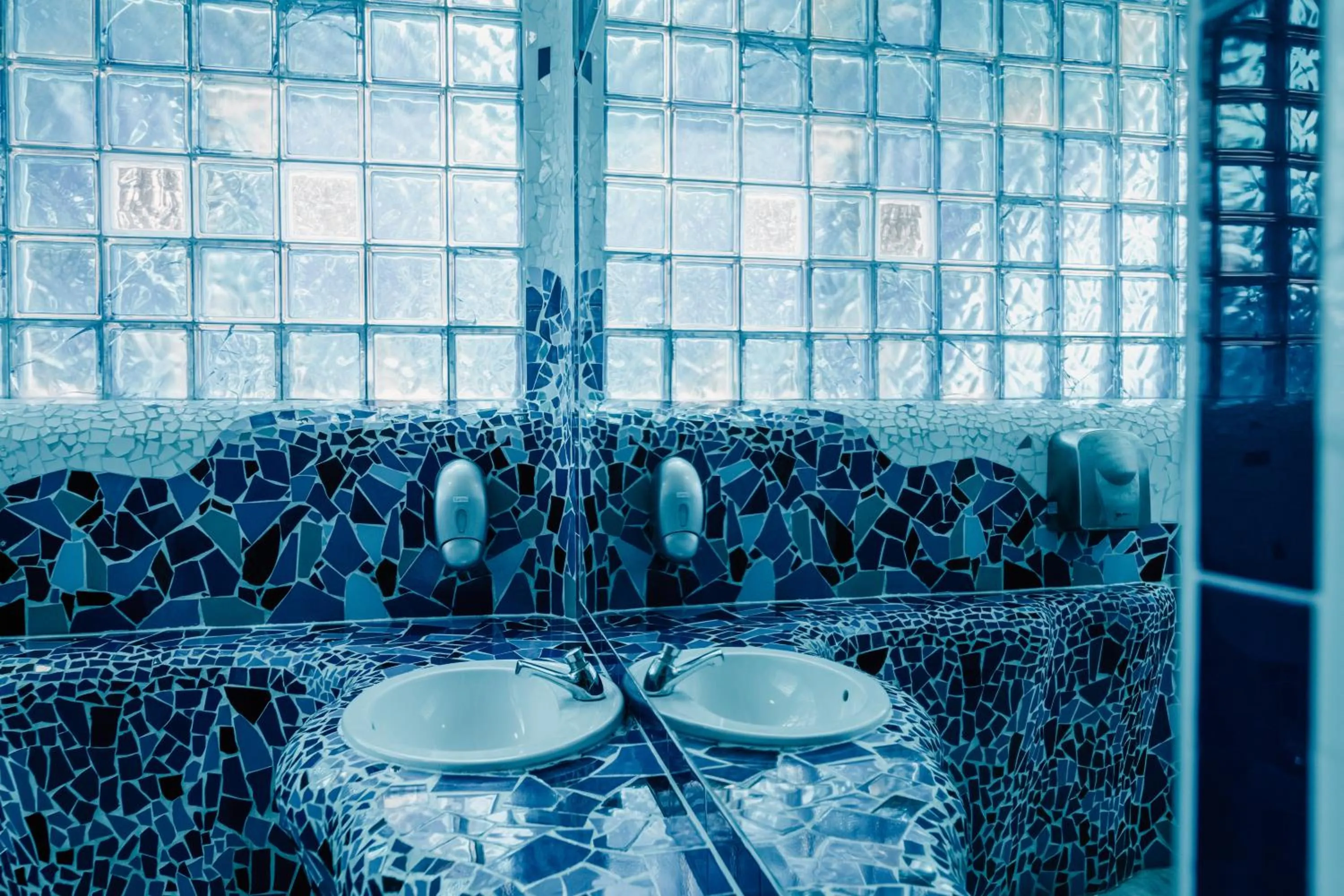 Bathroom in Hotel Apartamentos Londres La Manga