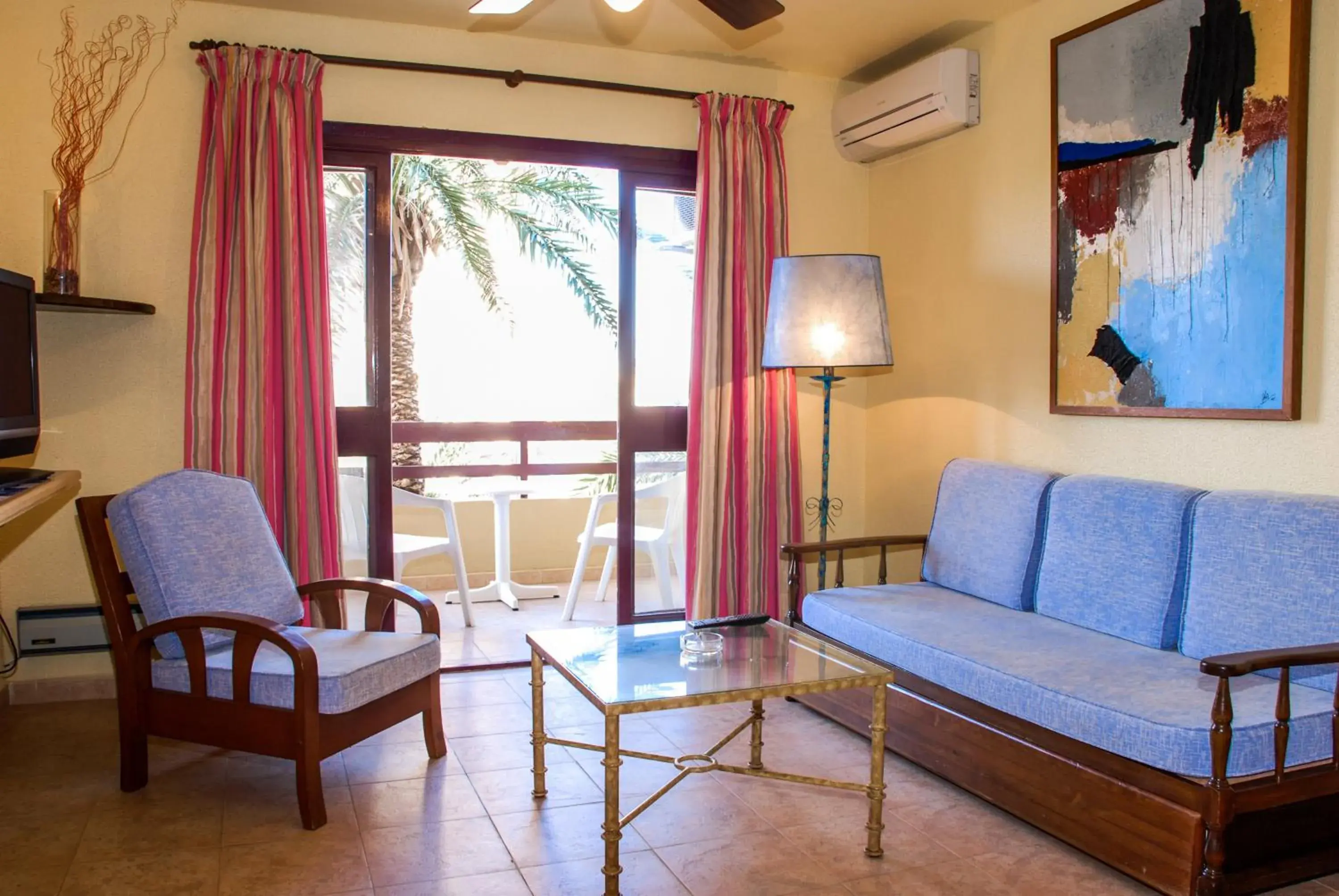 One-Bedroom Apartment (2 Adults + 2 Child) in Hotel Apartamentos Londres La Manga One-Bedroom Apartment (2 Adults + 2 Child) in Hotel Apartamentos Londres La Manga