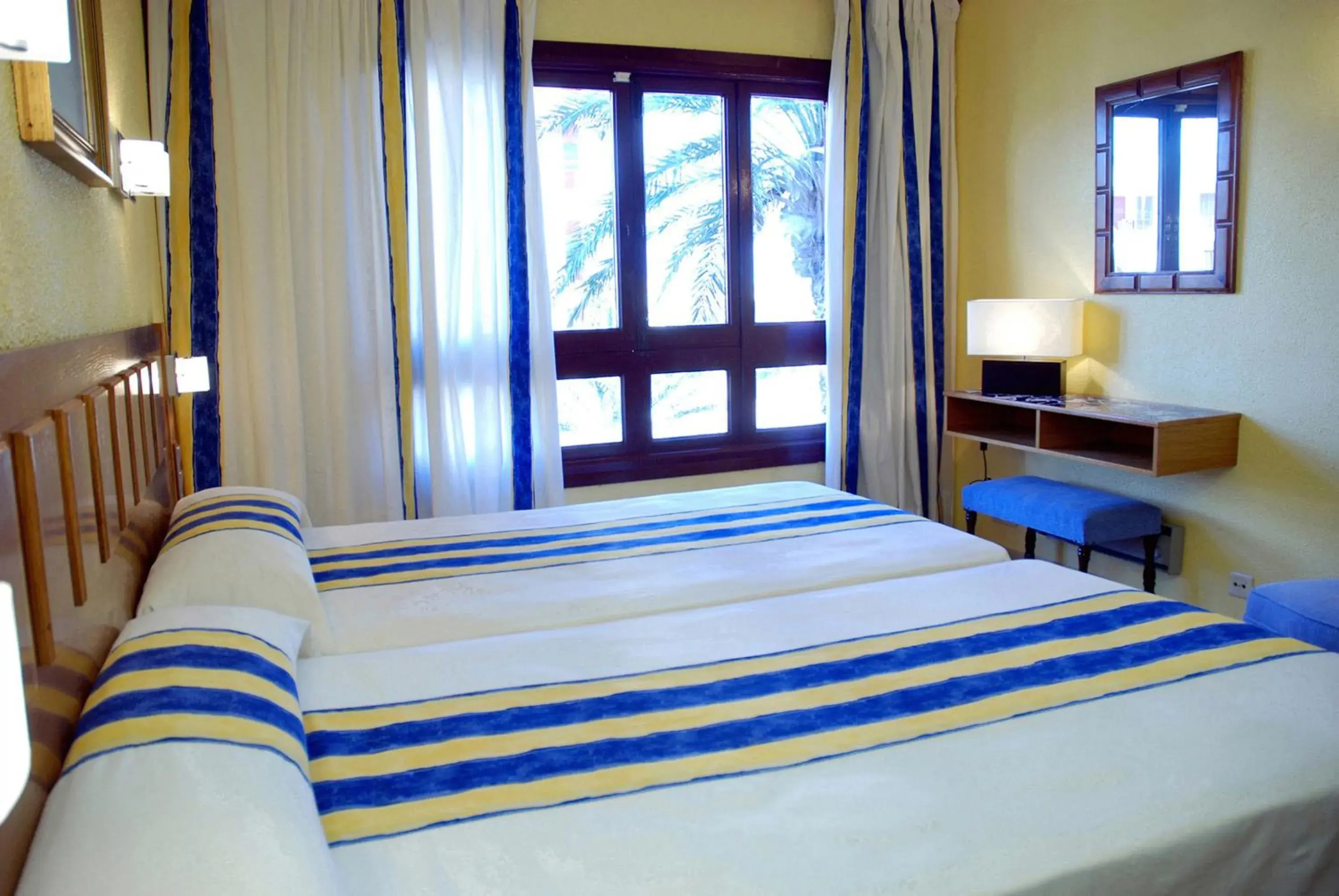 One-Bedroom Apartment (2 Adults + 2 Child) in Hotel Apartamentos Londres La Manga One-Bedroom Apartment (2 Adults + 2 Child) in Hotel Apartamentos Londres La Manga
