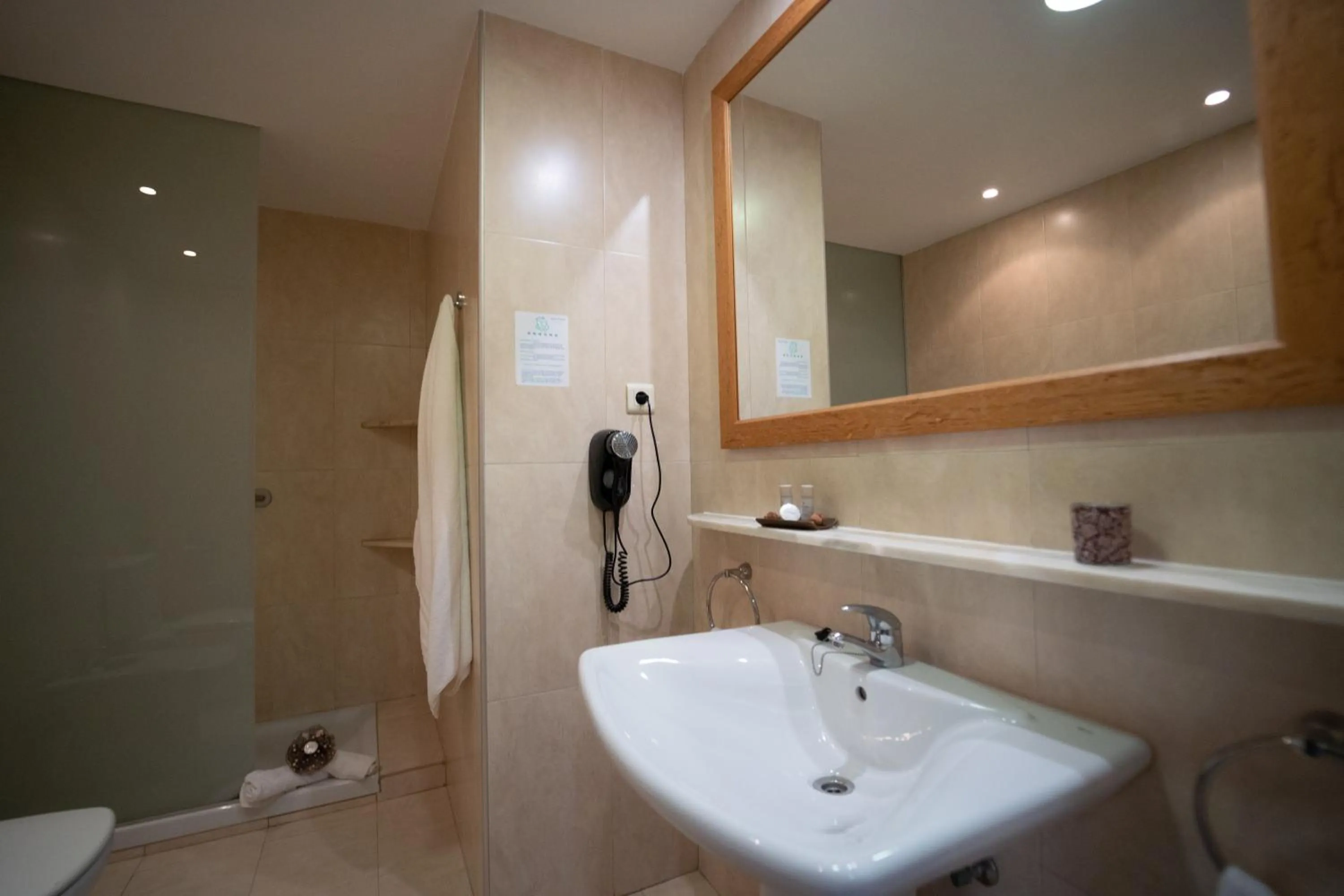 Bathroom in Hotel Apartamentos Londres La Manga