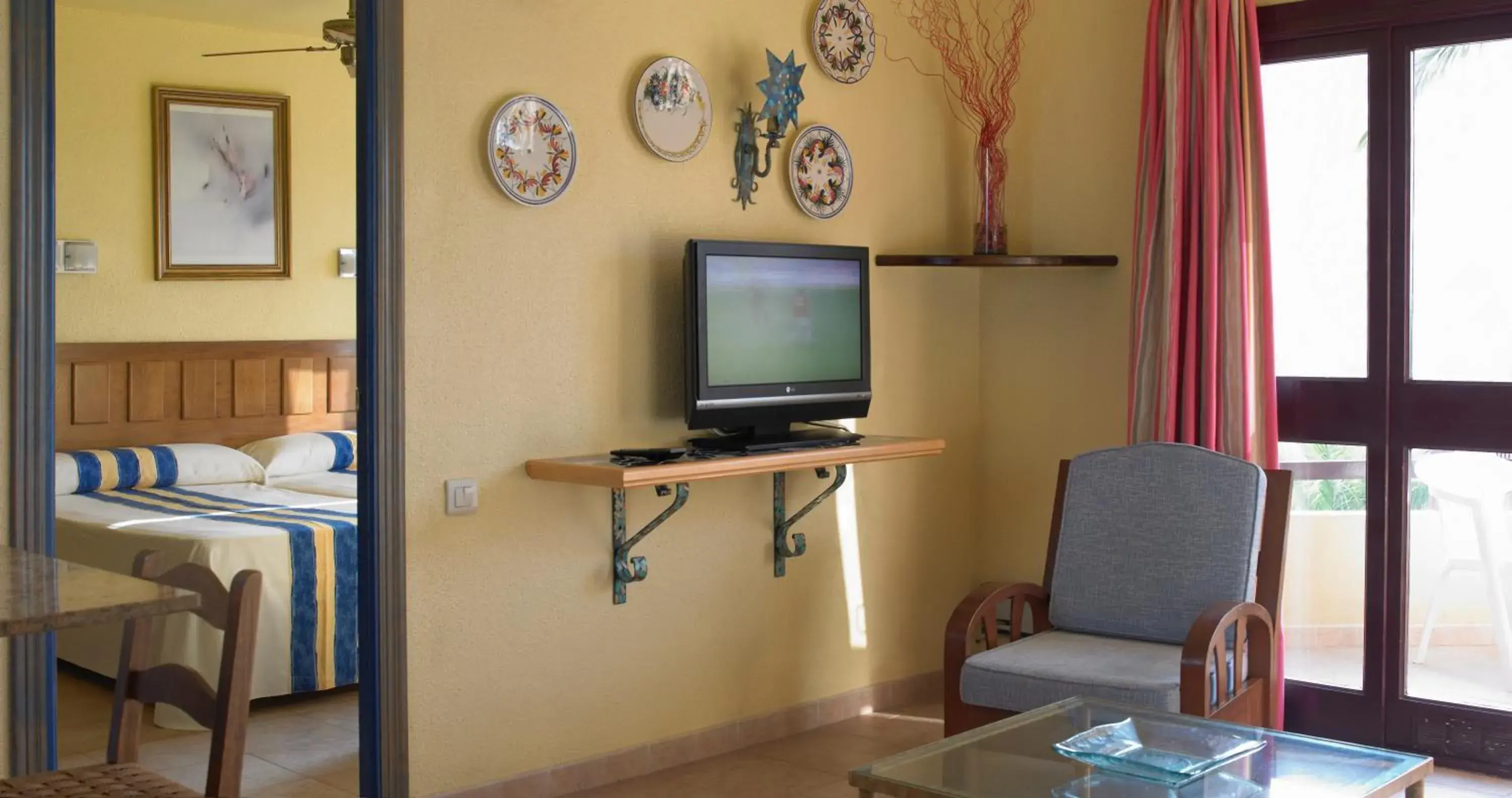 One-Bedroom Apartment (2 Adults + 2 Child) in Hotel Apartamentos Londres La Manga One-Bedroom Apartment (2 Adults + 2 Child) in Hotel Apartamentos Londres La Manga