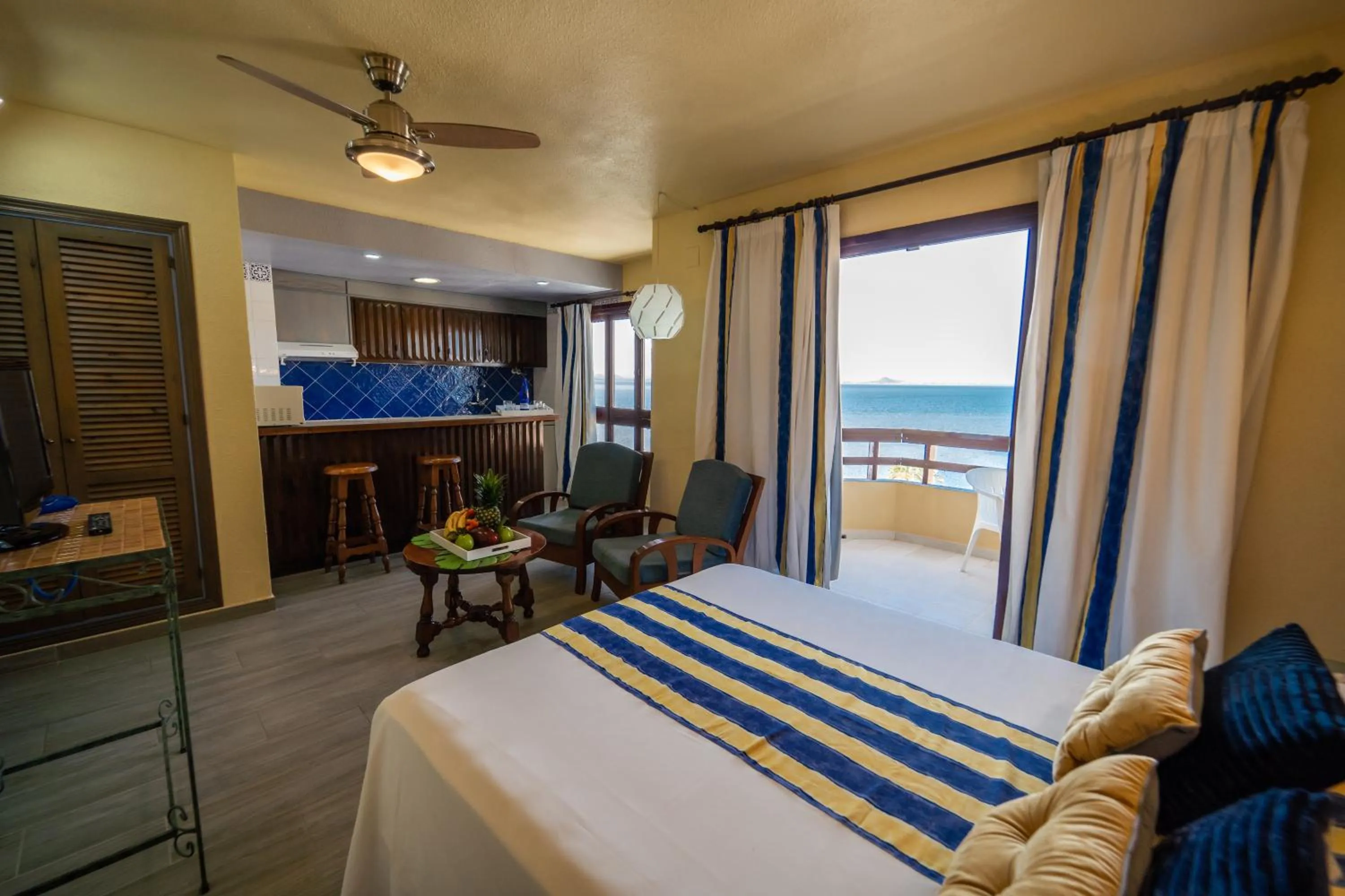 Property building, Bed in Hotel Apartamentos Londres La Manga