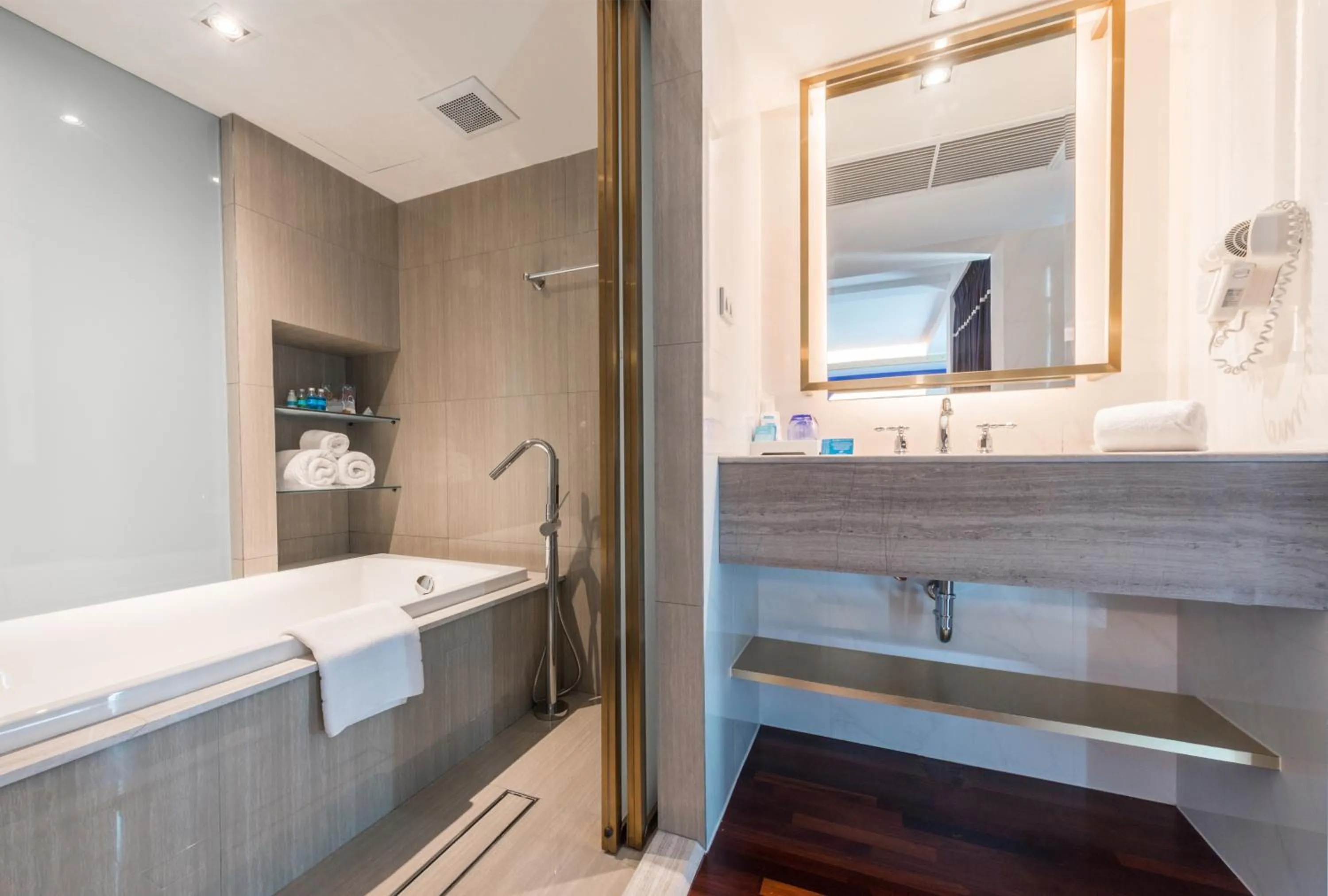 Bathroom, Bed in A-One The Royal Cruise Hotel Pattaya - SHA Extra Plus