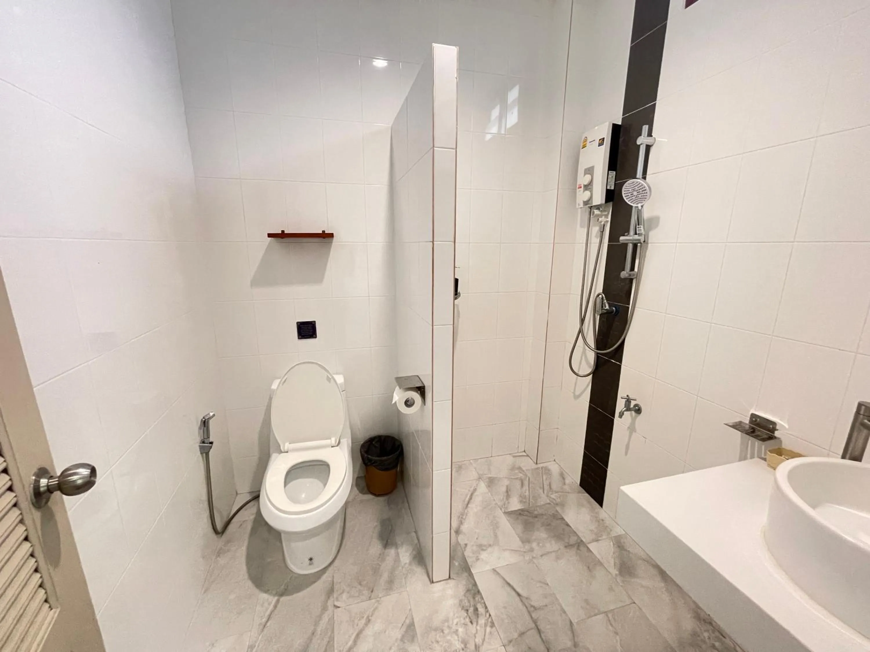 Toilet in Breeze Bay Villas Koh Phangan