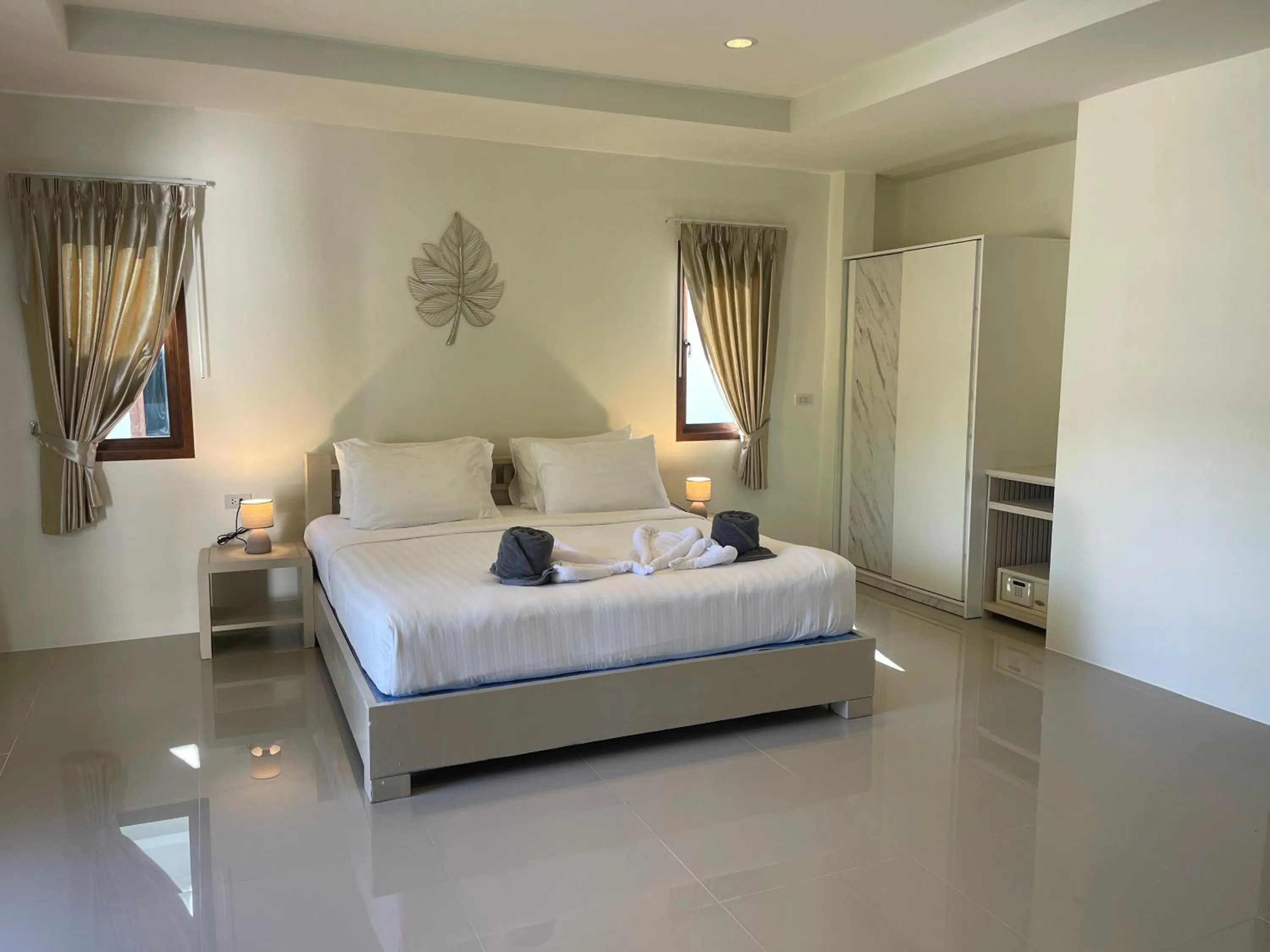 Photo of the whole room, Bed in Breeze Bay Villas Koh Phangan