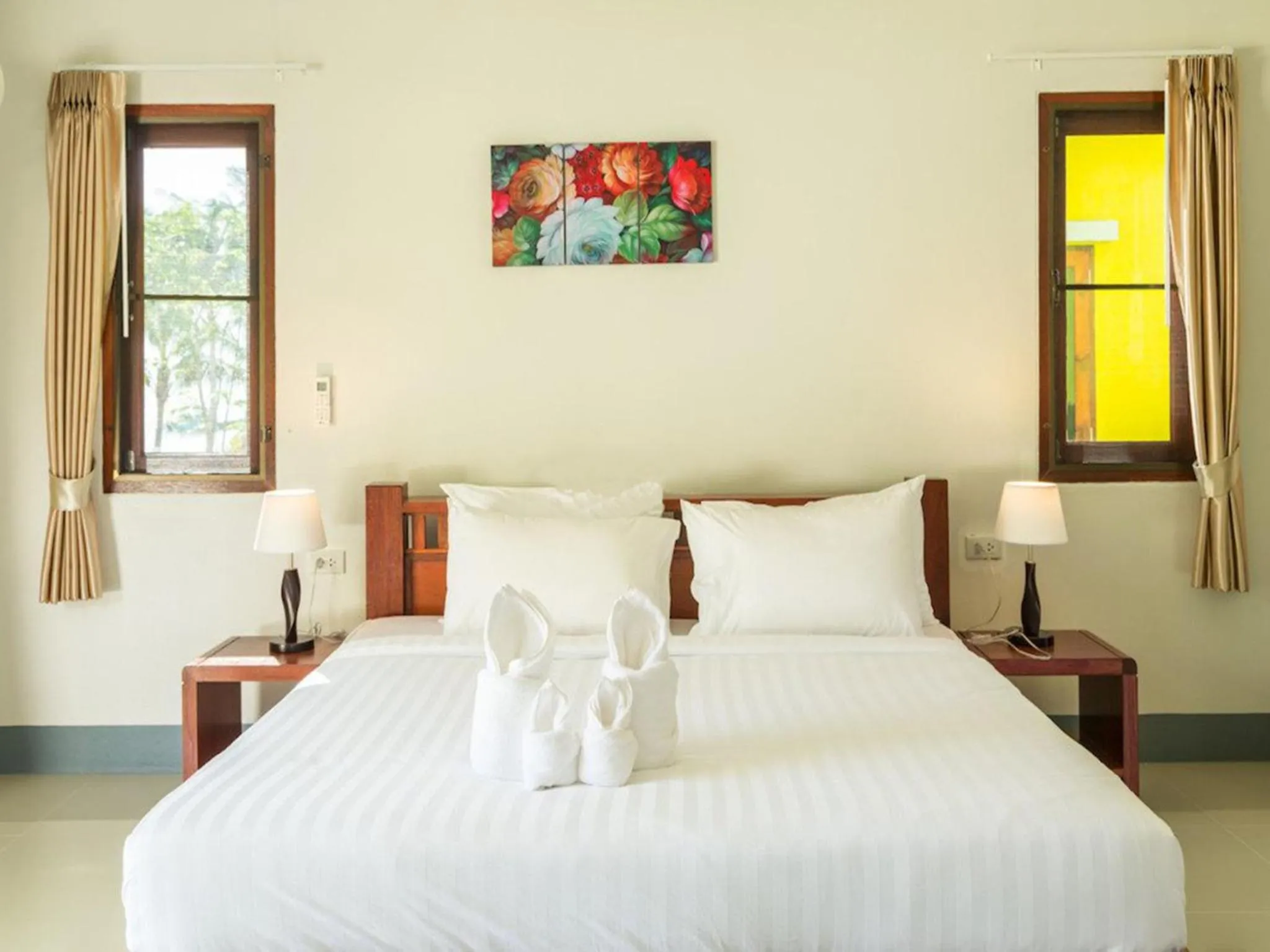 Bed in Breeze Bay Villas Koh Phangan