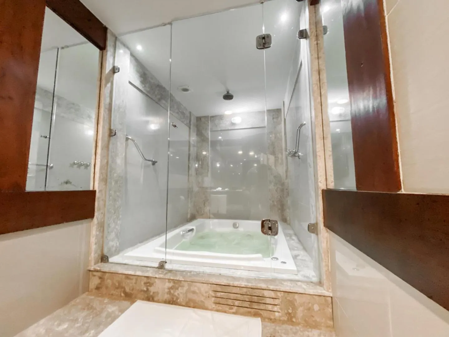 Shower in Sailing Hotel & Spa