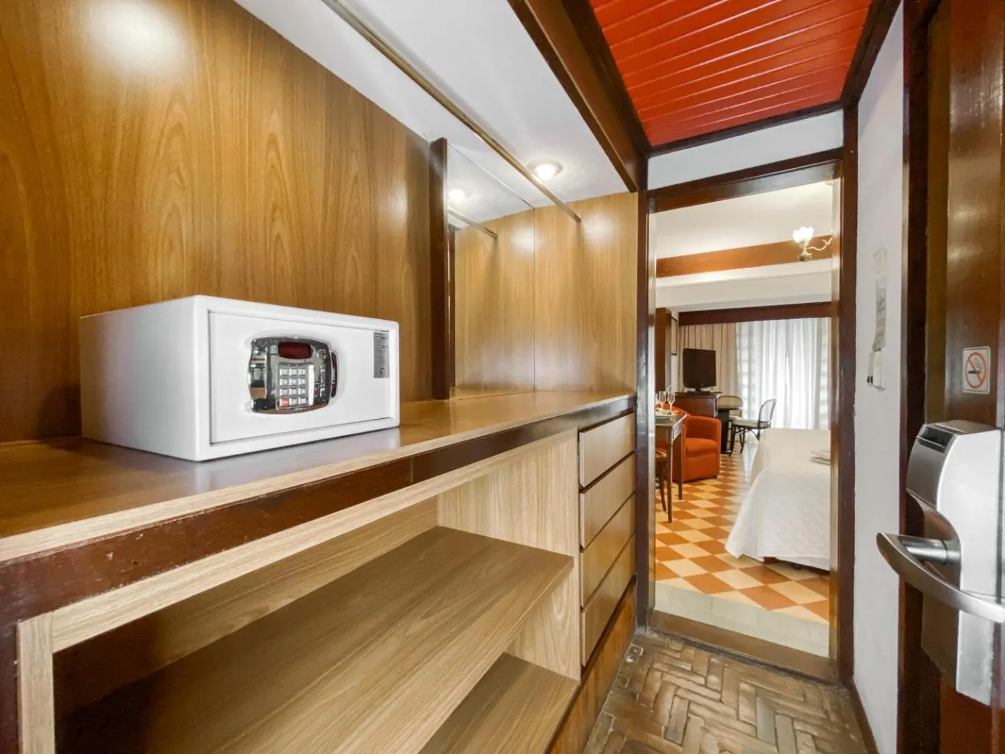 wardrobe in Sailing Hotel & Spa