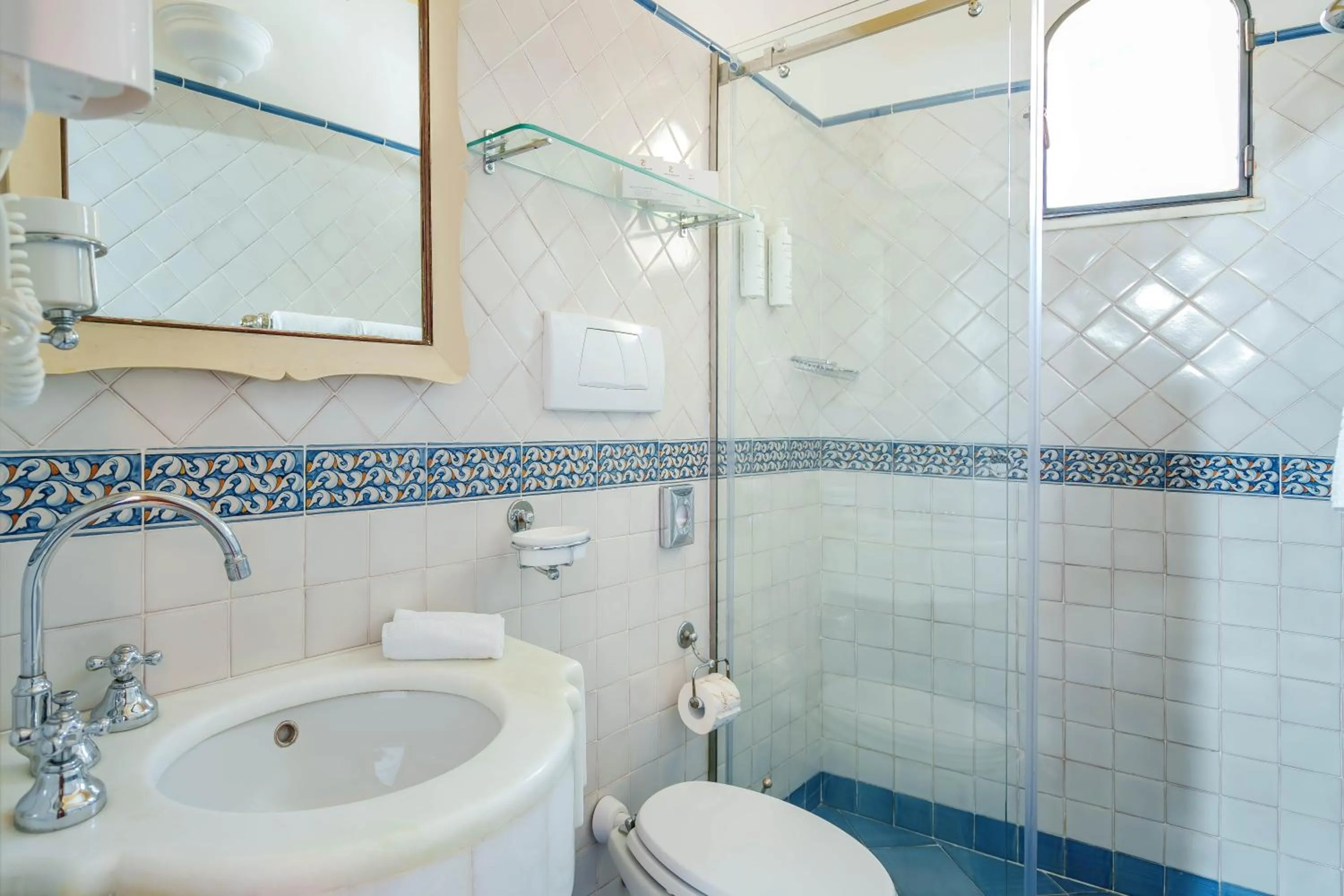 Bathroom in Albergo Miramare Positano
