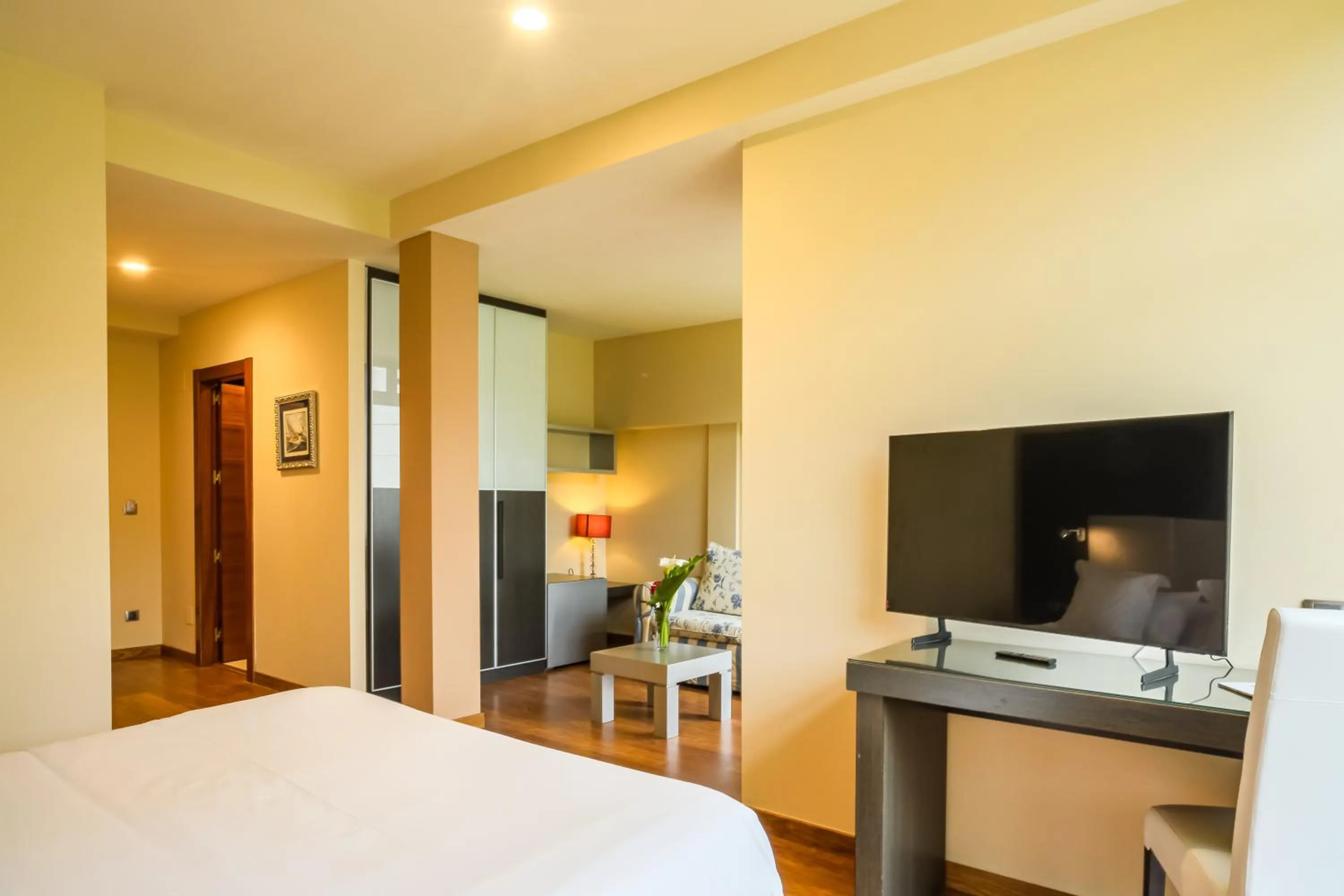 Photo of the whole room, Bed in Indiana Boutique Hotel