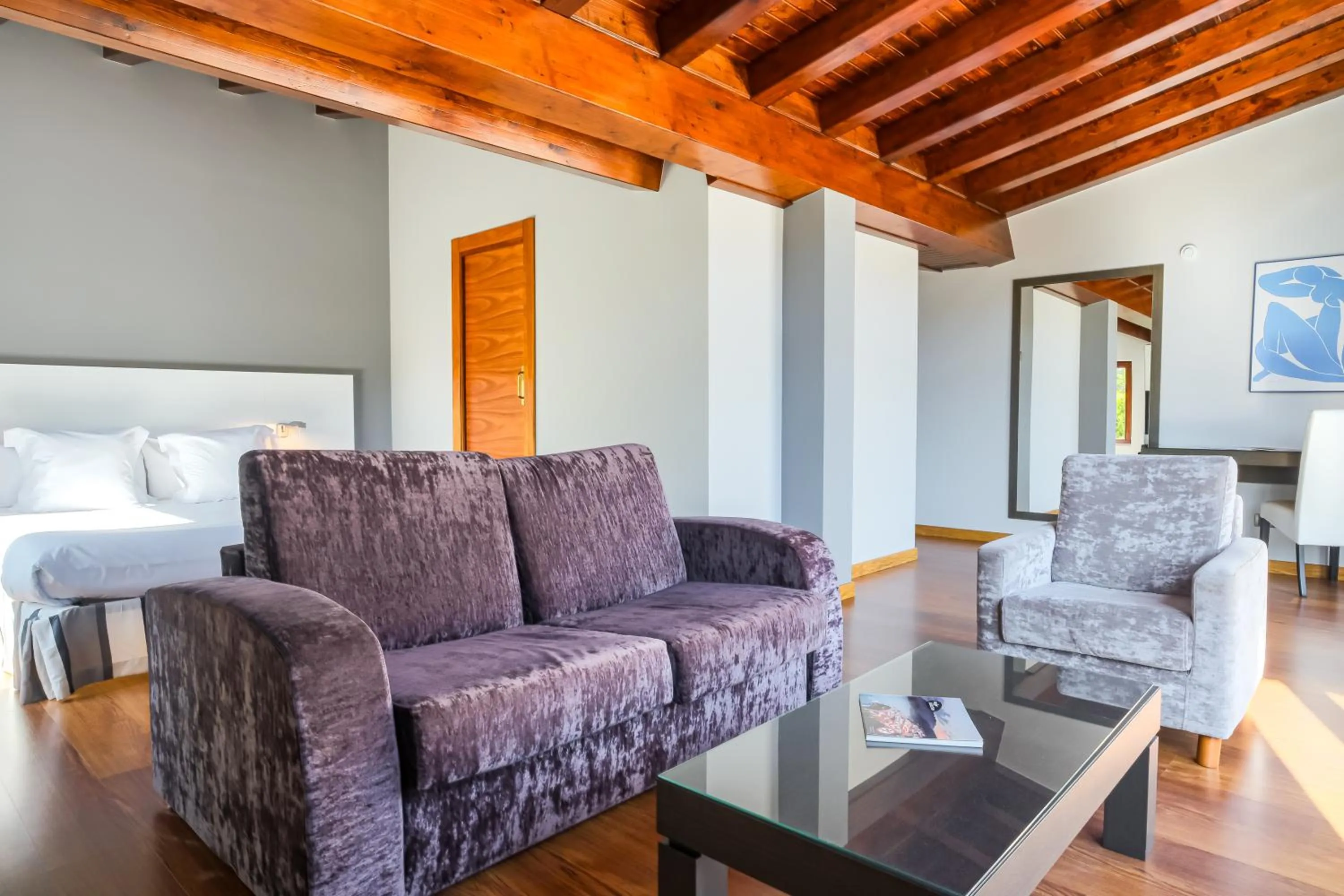 Photo of the whole room in Indiana Boutique Hotel