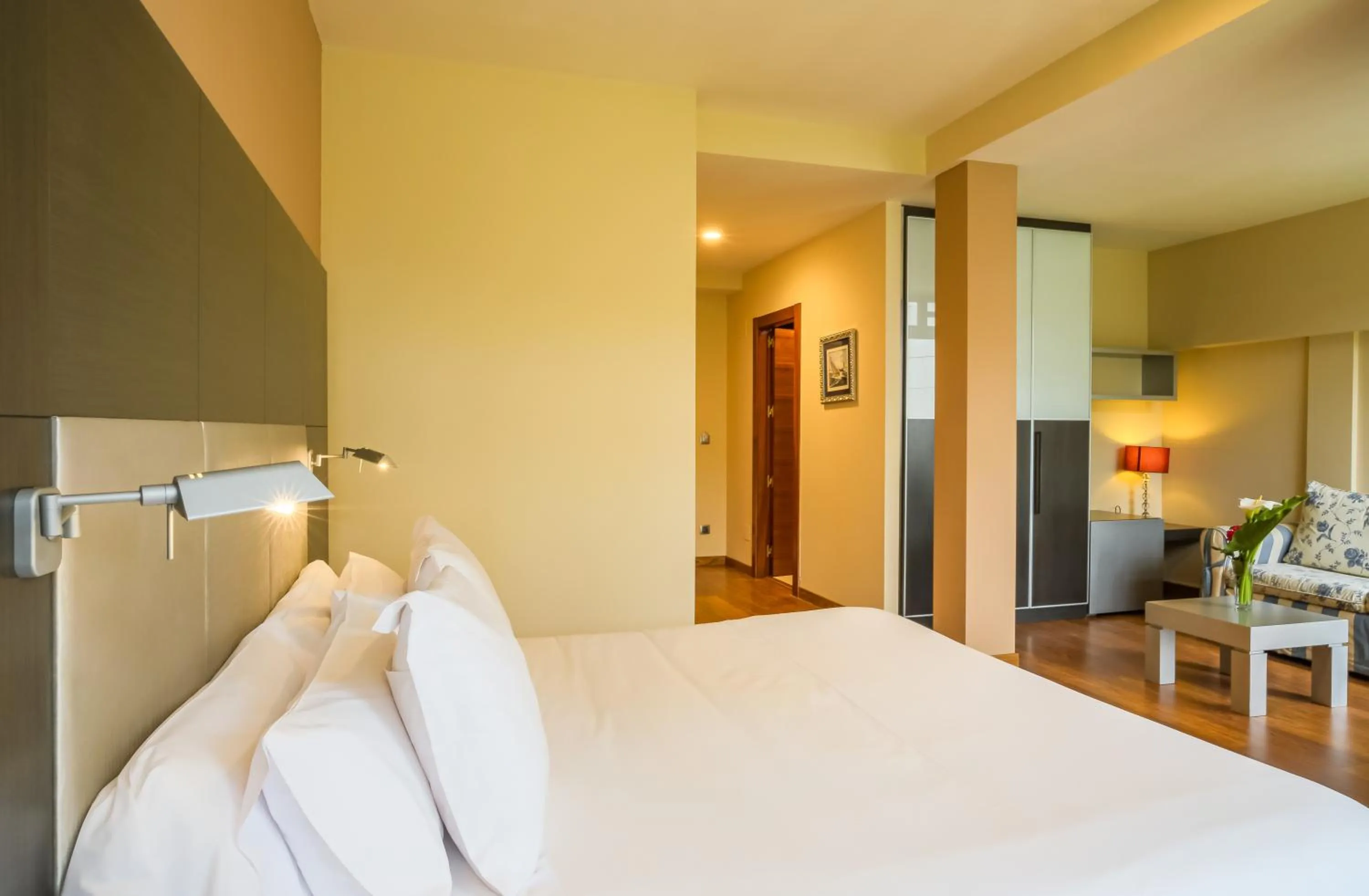 Photo of the whole room, Bed in Indiana Boutique Hotel