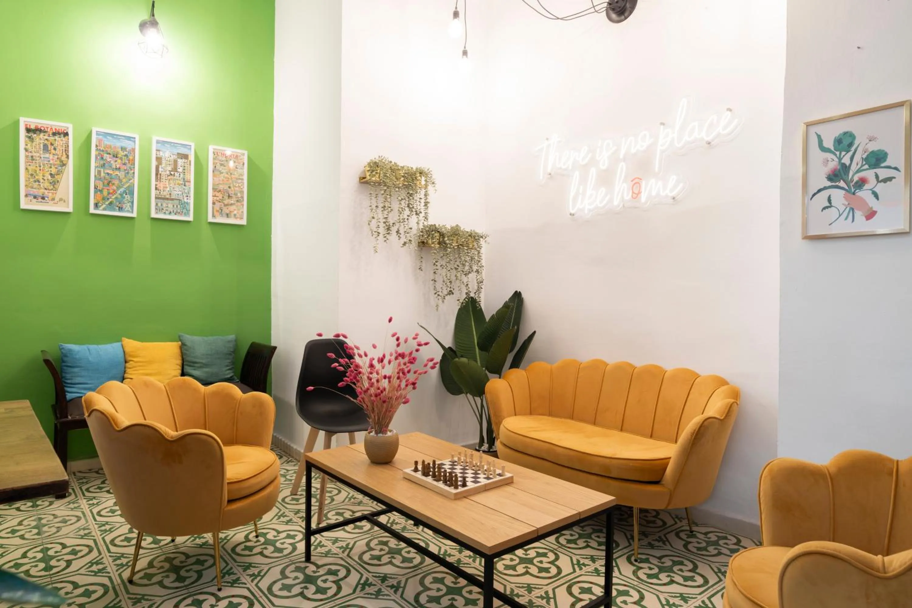 Living room in Home Youth Hostel by Feetup Hostels