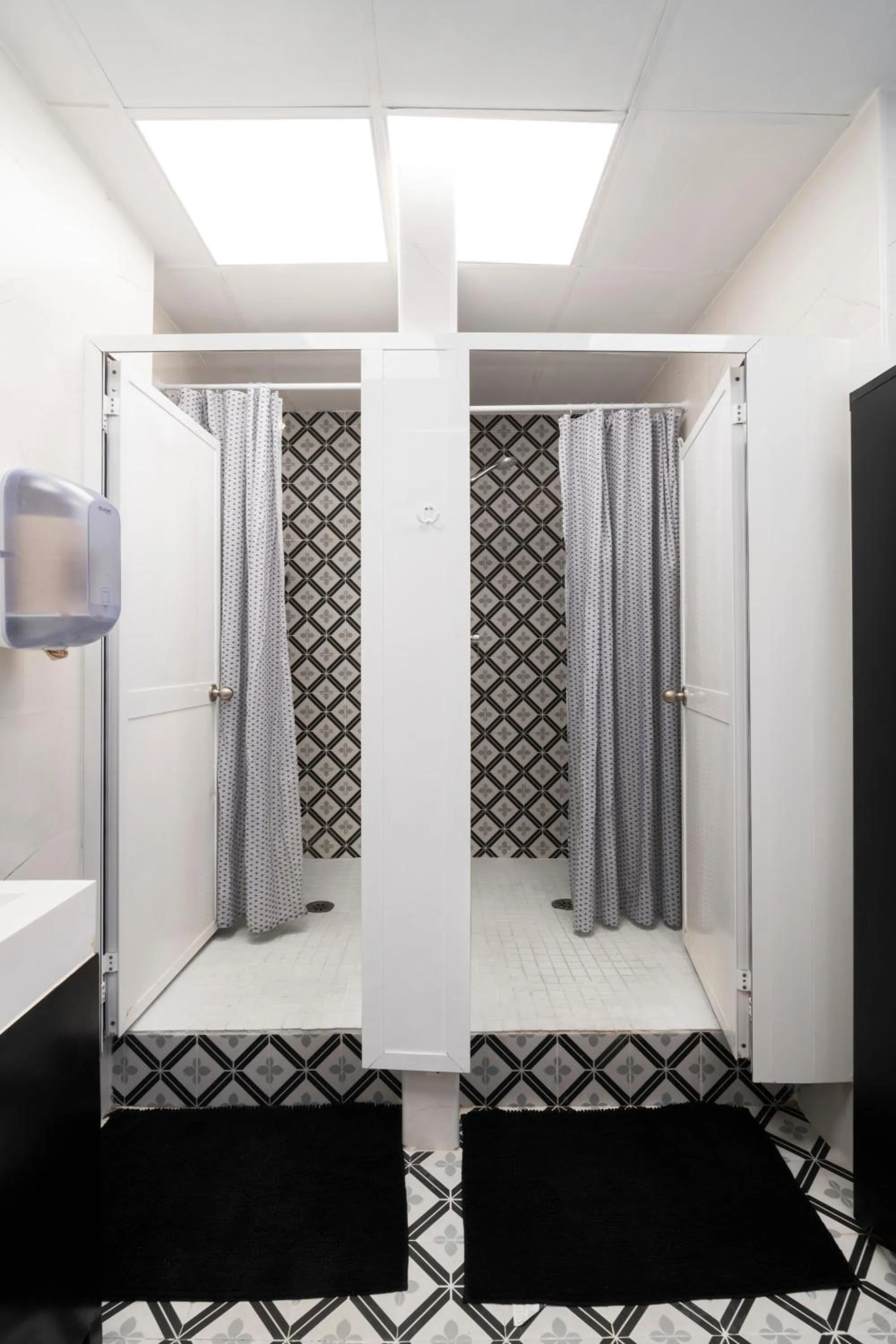 Shower, Bed in Home Youth Hostel by Feetup Hostels