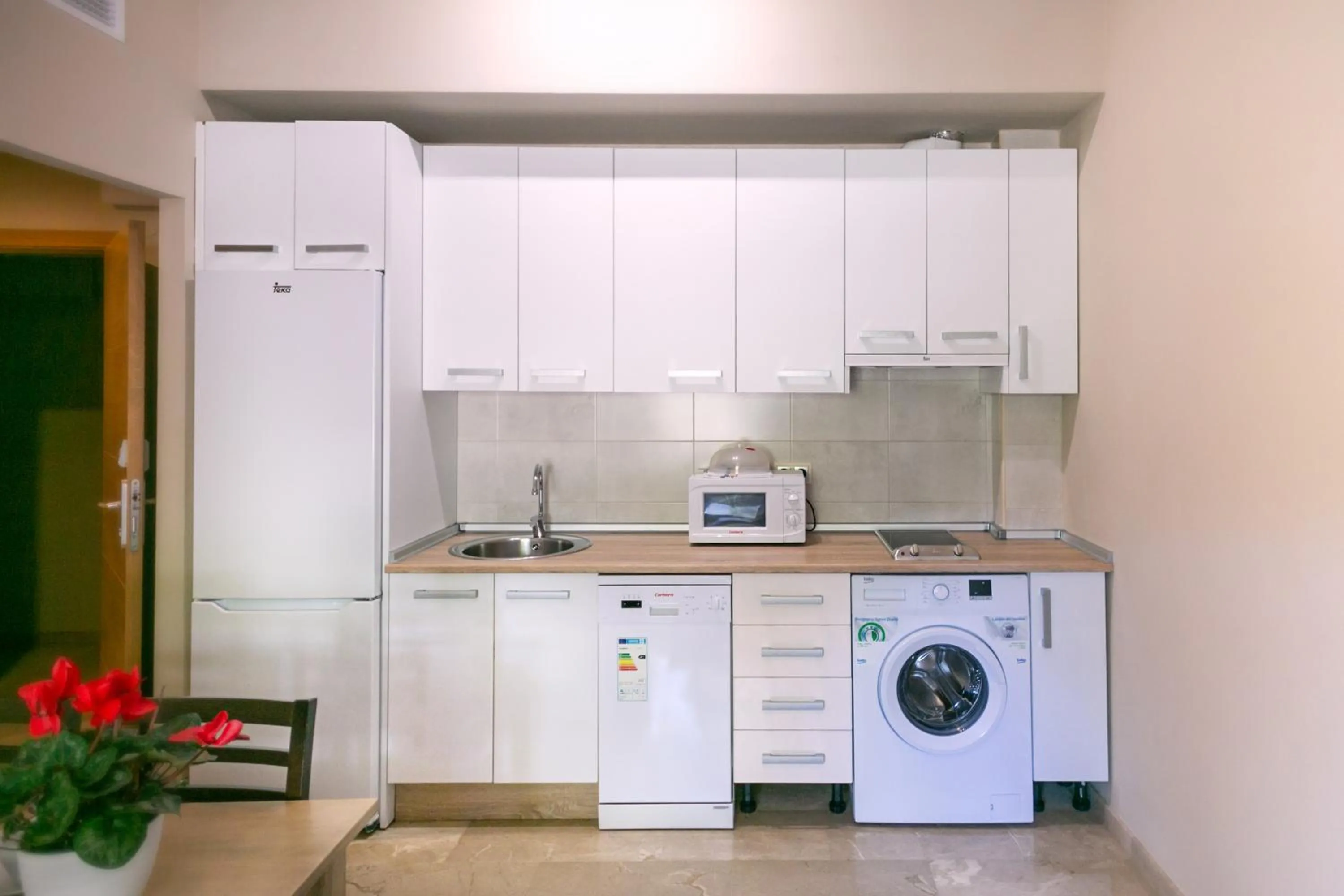Communal kitchen in Apartamentos Turísticos La Castilleja