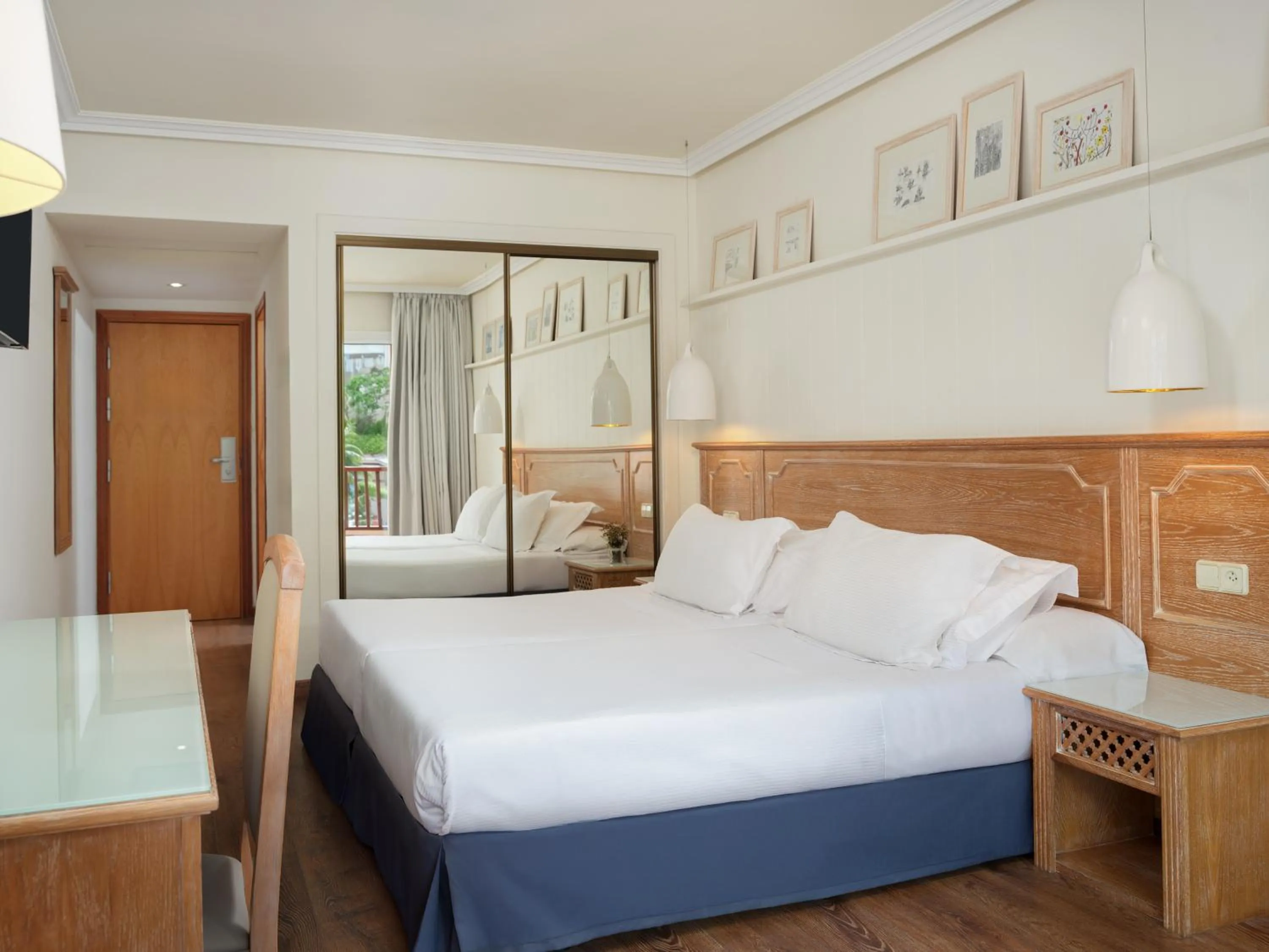 Photo of the whole room, Bed in H10 Mediterranean Village